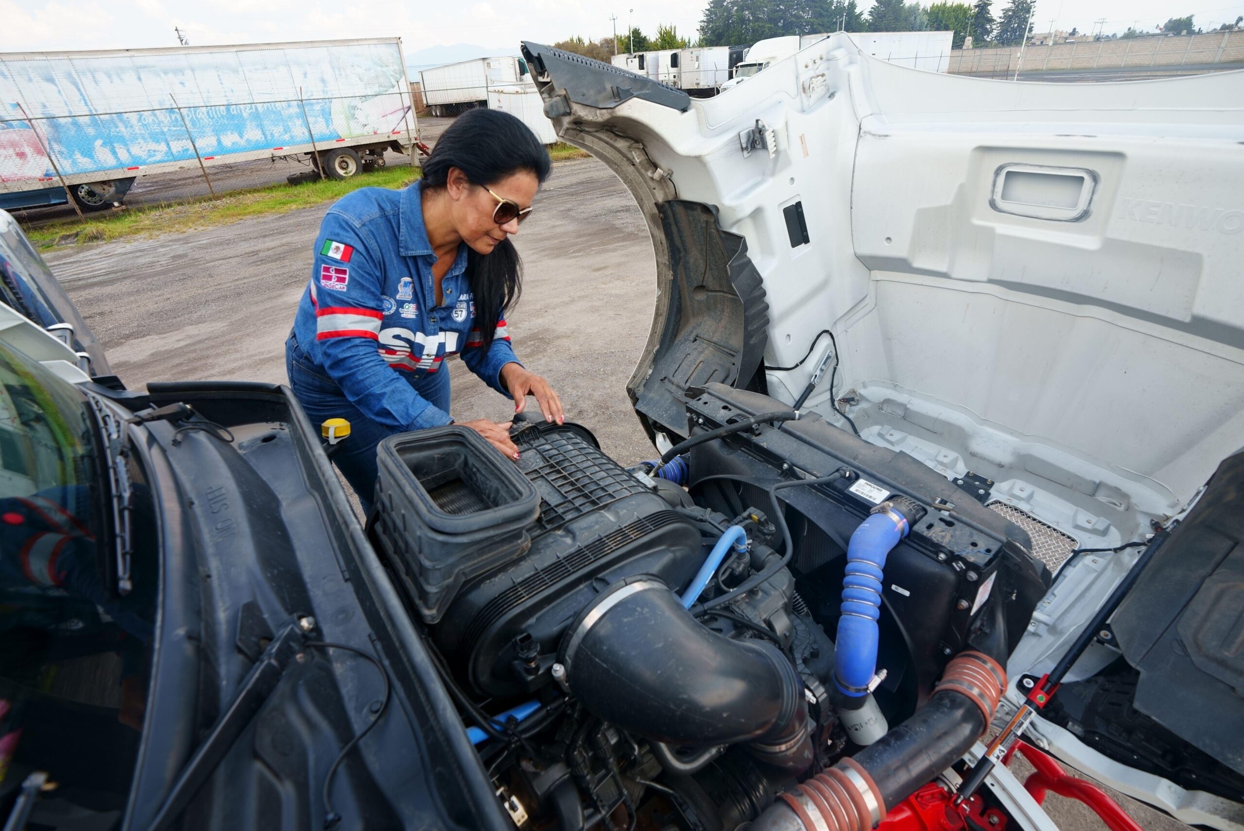 -	Liszt Hyde González y Clara Fragoso representan a un selecto grupo: el de las mujeres camioneras, el 2% de una fuerza laboral de más de 500.000, pero con un 9% de puestos vacantes.