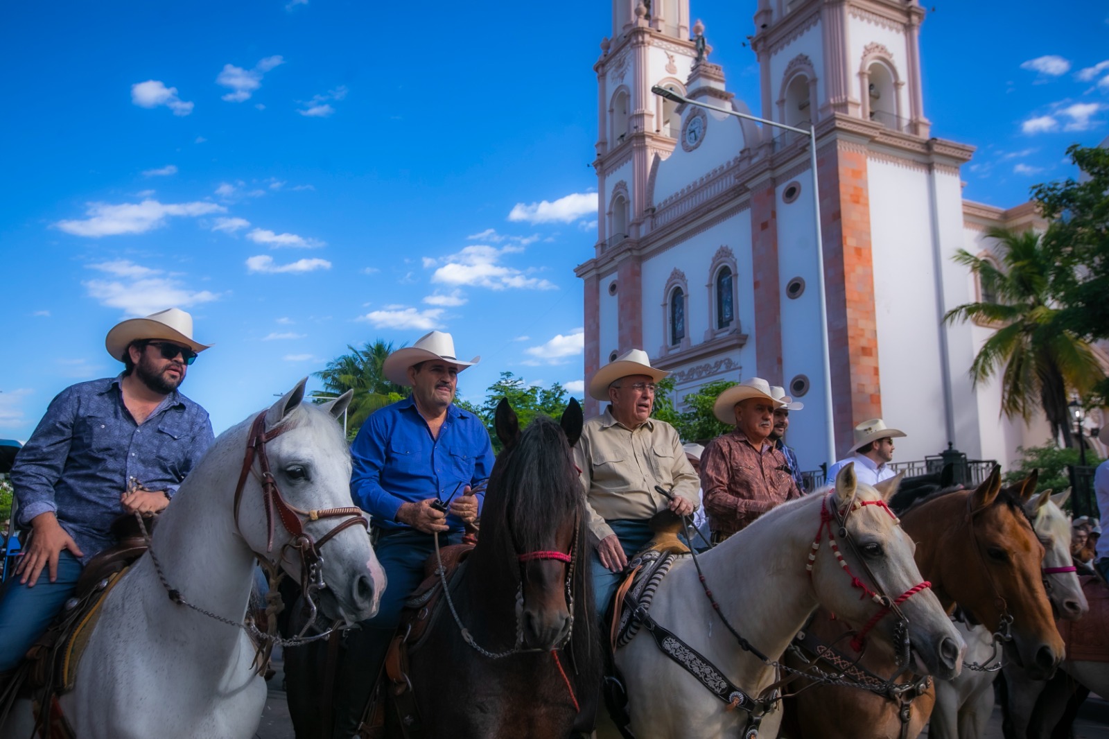 Un vistoso recorrido con cientos de hermosos caballos por las principales avenidas de la capital del estado fue el preámbulo perfecto para el arranque de la Expo Feria Ganadera de Sinaloa 2023