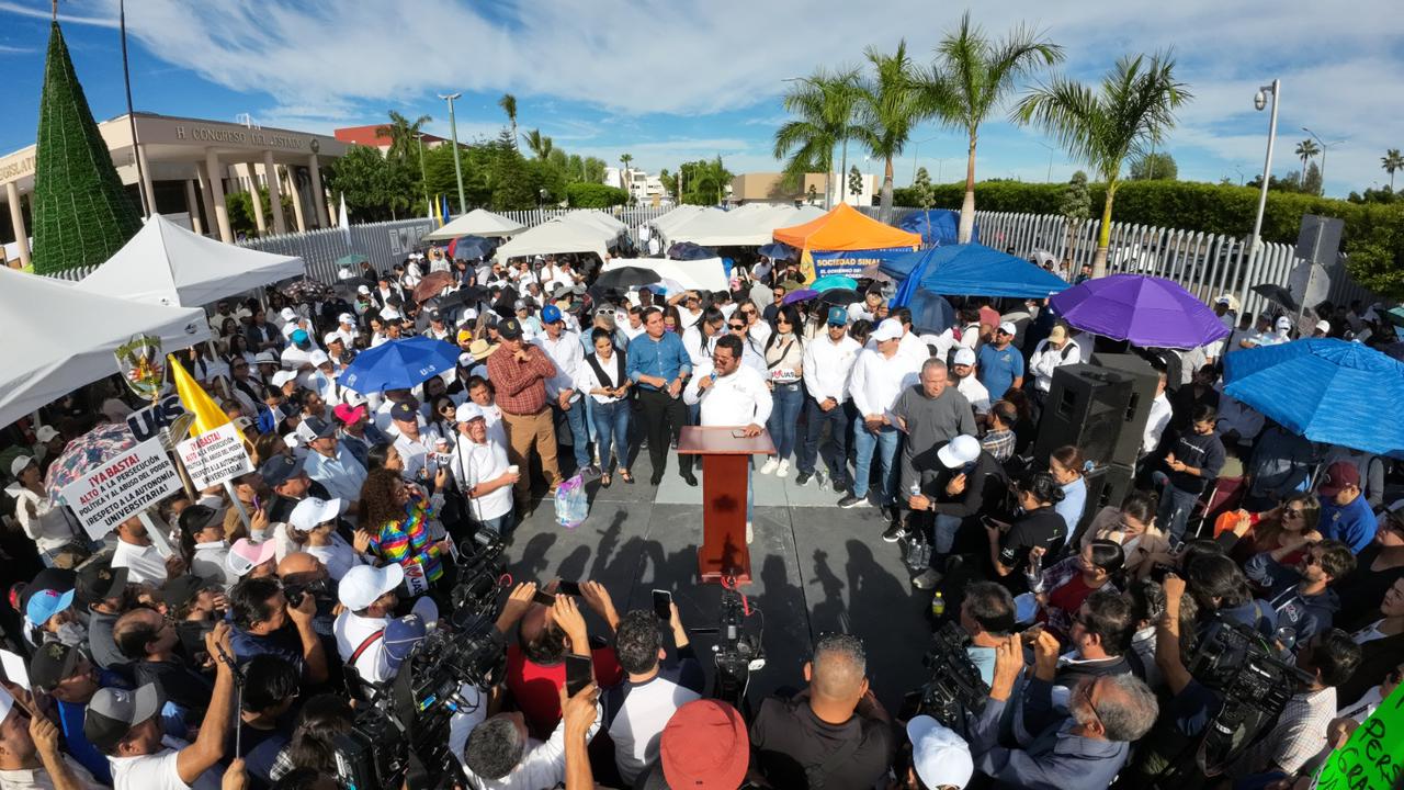 Más de 20 mil universitarios provenientes de todo el estado cumplieron con el objetivo de manifestarse en el H. Congreso del Estado de Sinaloa el día que sería el Segundo Informe de Labores del Gobernador Rubén Rocha Moya, donde permanecieron por más de 19 horas en protesta para pedir un alto a la persecución política