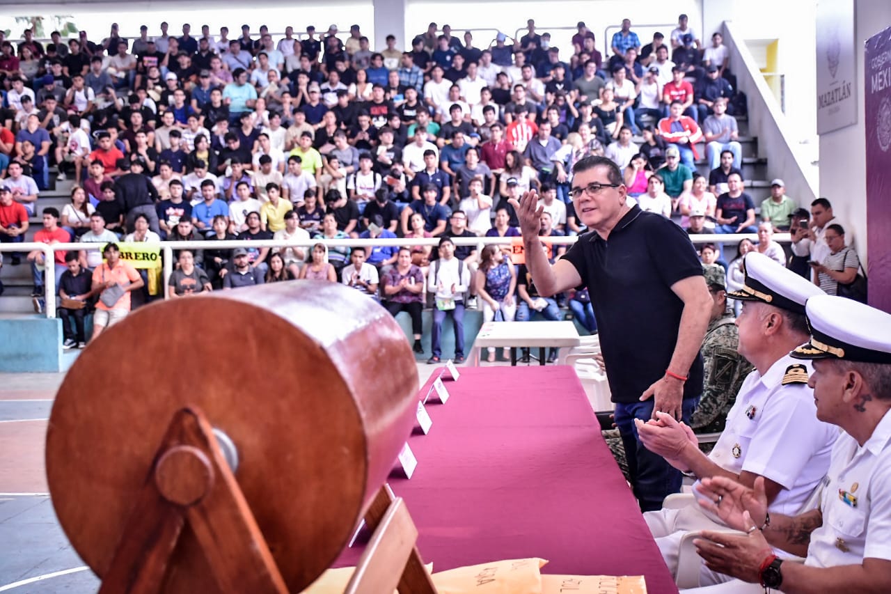El sorteo consistió en sacar una bola y según el color fue la asignación para los jóvenes que participaron en esta actividad: bola negra no hace servicio militar, azul, hará su servicio en la Marina, y la bola blanca es en la Tercera Región Militar