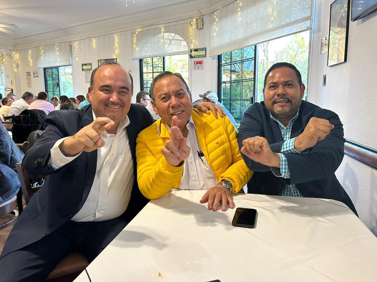 EN otros ámbitos, Guillermo Romero Rodríguez, cabeza de la fundación Gente de Corazón, continúa haciendo amarres y fortaleciendo amarres con miras a la búsqueda de la candidatura a la presidencia municipal de Mazatlán.