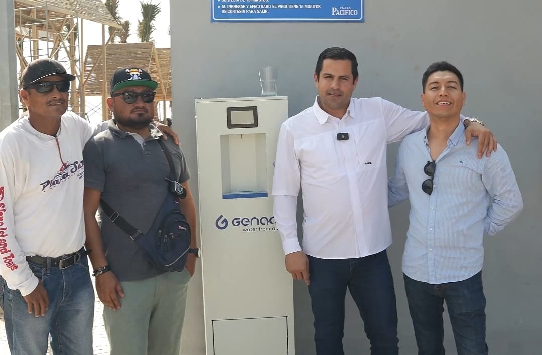 Y es que preocupado por el cuidado del agua y evitar su escasez en el consumo diario de las personas, Carlos Escobar Sánchez, gestionó la instalación de una productora de agua atmosférica para los trabajadores y transeúntes de Playa Pacífico.