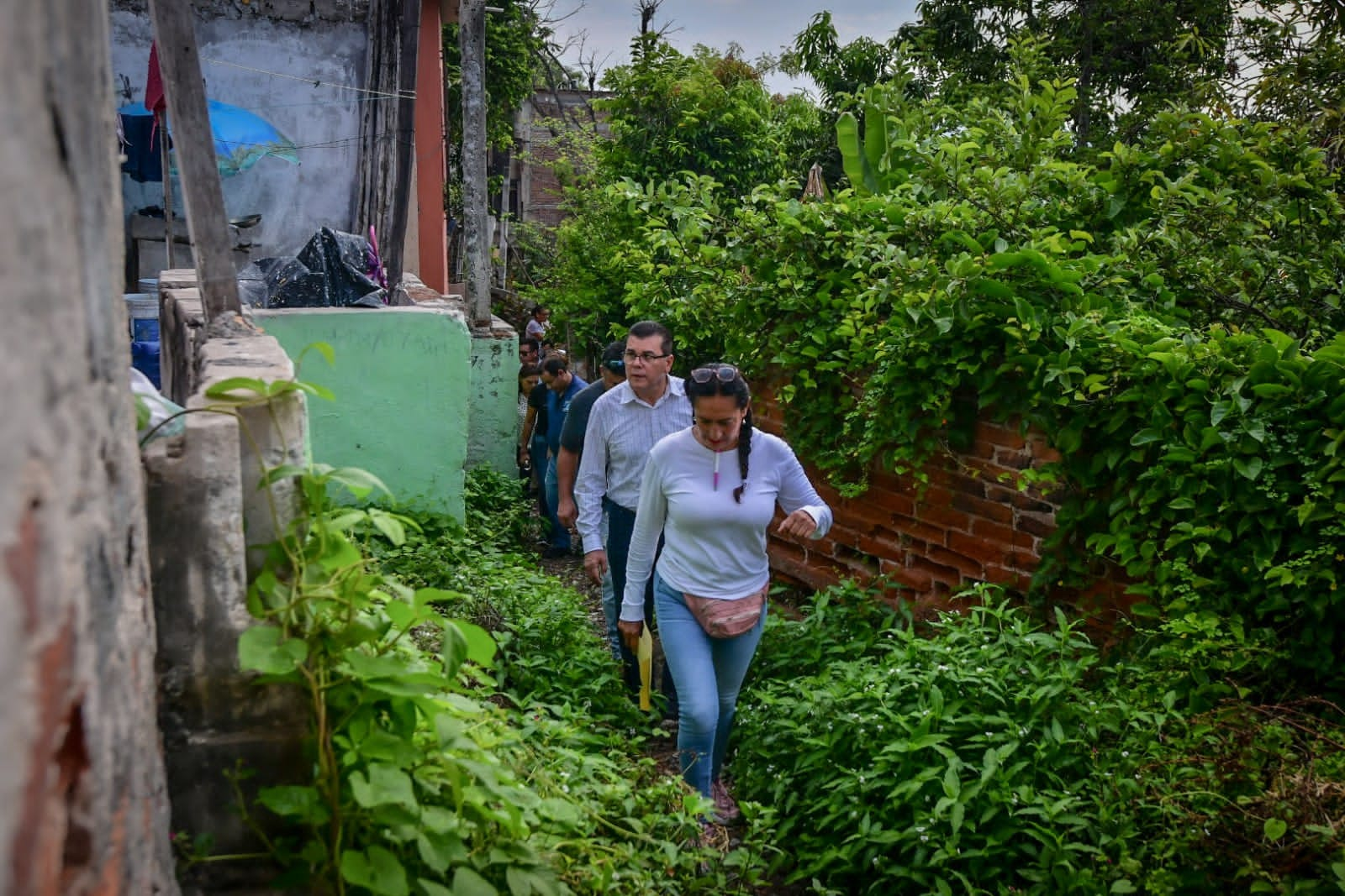 CERRANDO FUERTE.- El alcalde Edgar González Zatarain, continúa cumpliendo su palabra de cerrar fuertemente el año, visitando las colonias y comunidades del municipio; atendiendo las necesidades de los mazatlecos y entregando obras.