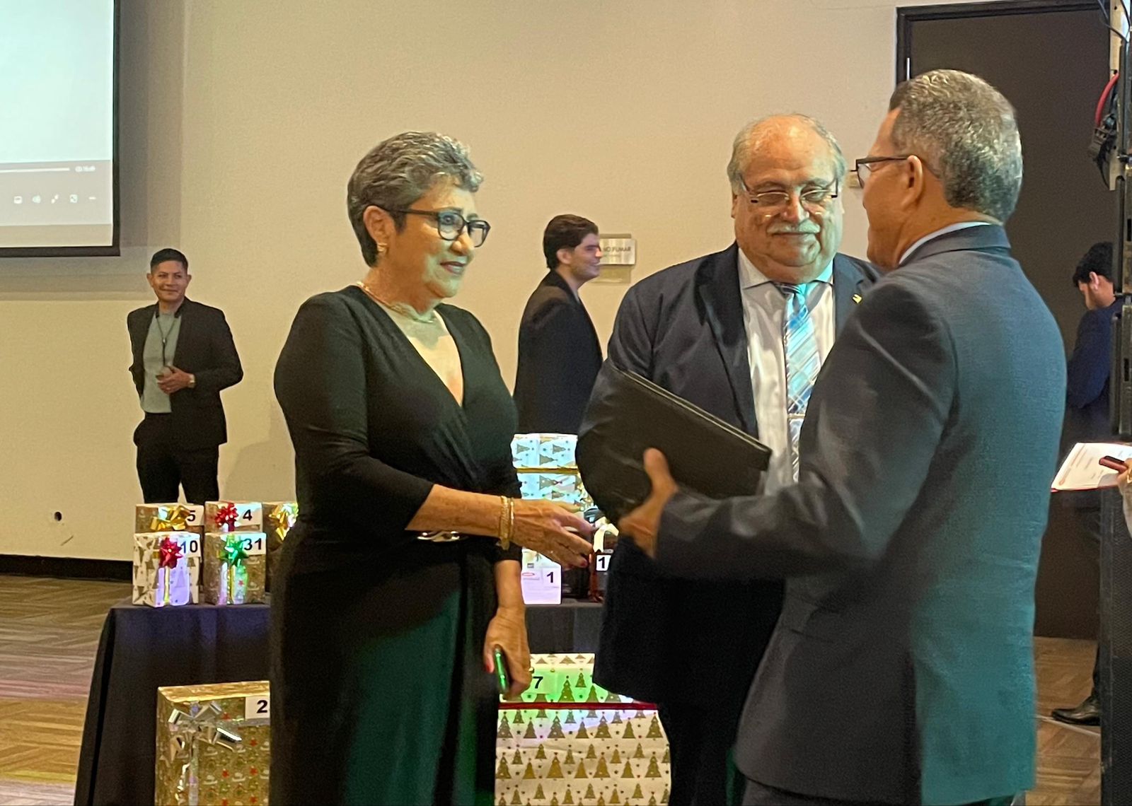 Un emotivo reconocimiento por sus más de 40 años de trayectoria dentro de la Ingeniería Civil, una carrera estereotipada para hombres, es el que recibió la noche de este sábado la ex presidenta de la Cámara Nacional de la Industria de la Construcción, CMIC, Mariana Trujillo Maldonado.