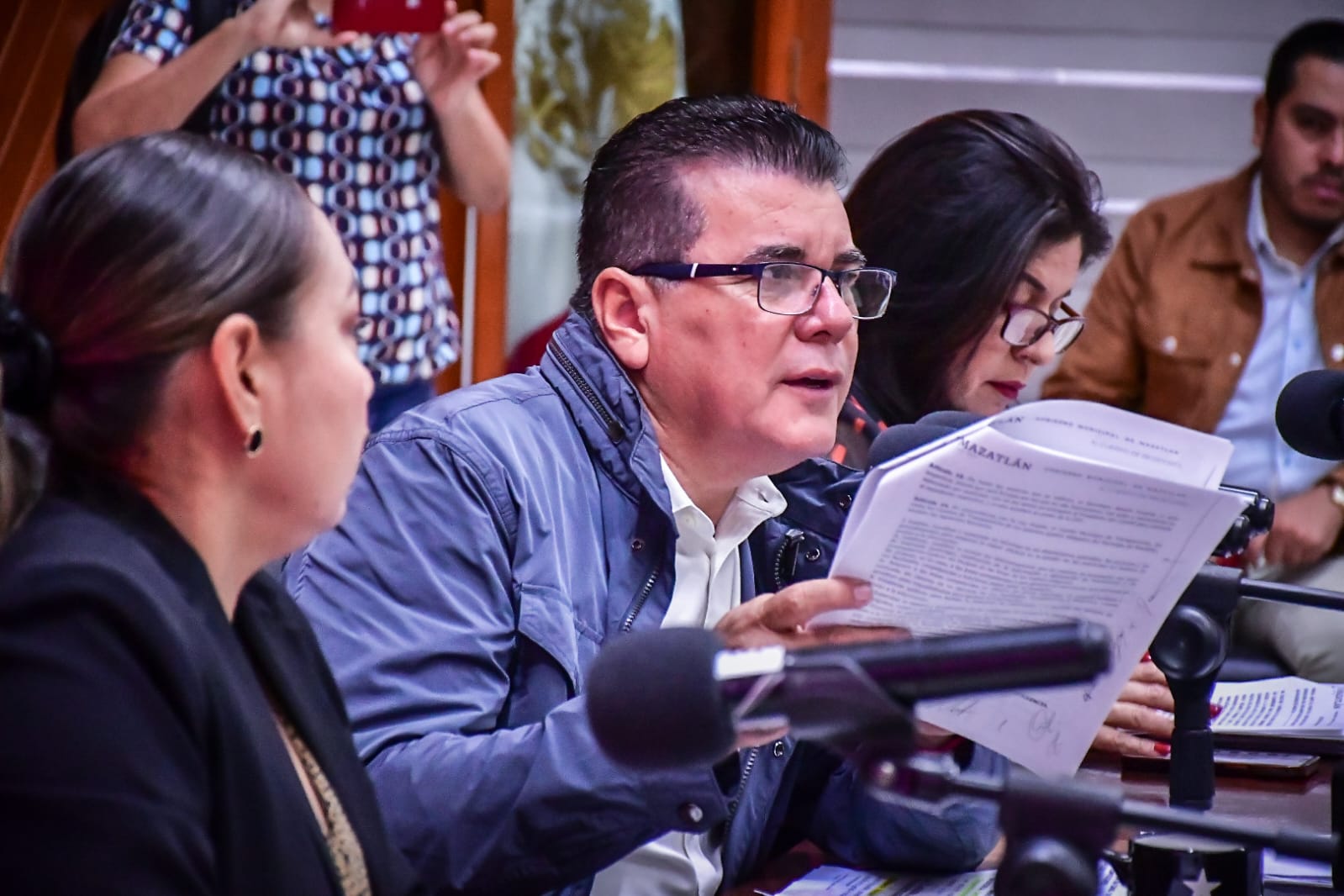 - El presupuesto de egresos para el 2024 contempla un incremento en el monto de inversión en obra pública. Para este rubro se etiquetaron cerca de 390 millones de pesos. - El Alcalde Edgar González comentó que el gobierno que encabeza trabaja en conjunto con regidores y funcionarios en temas que benefician a la ciudadanía.