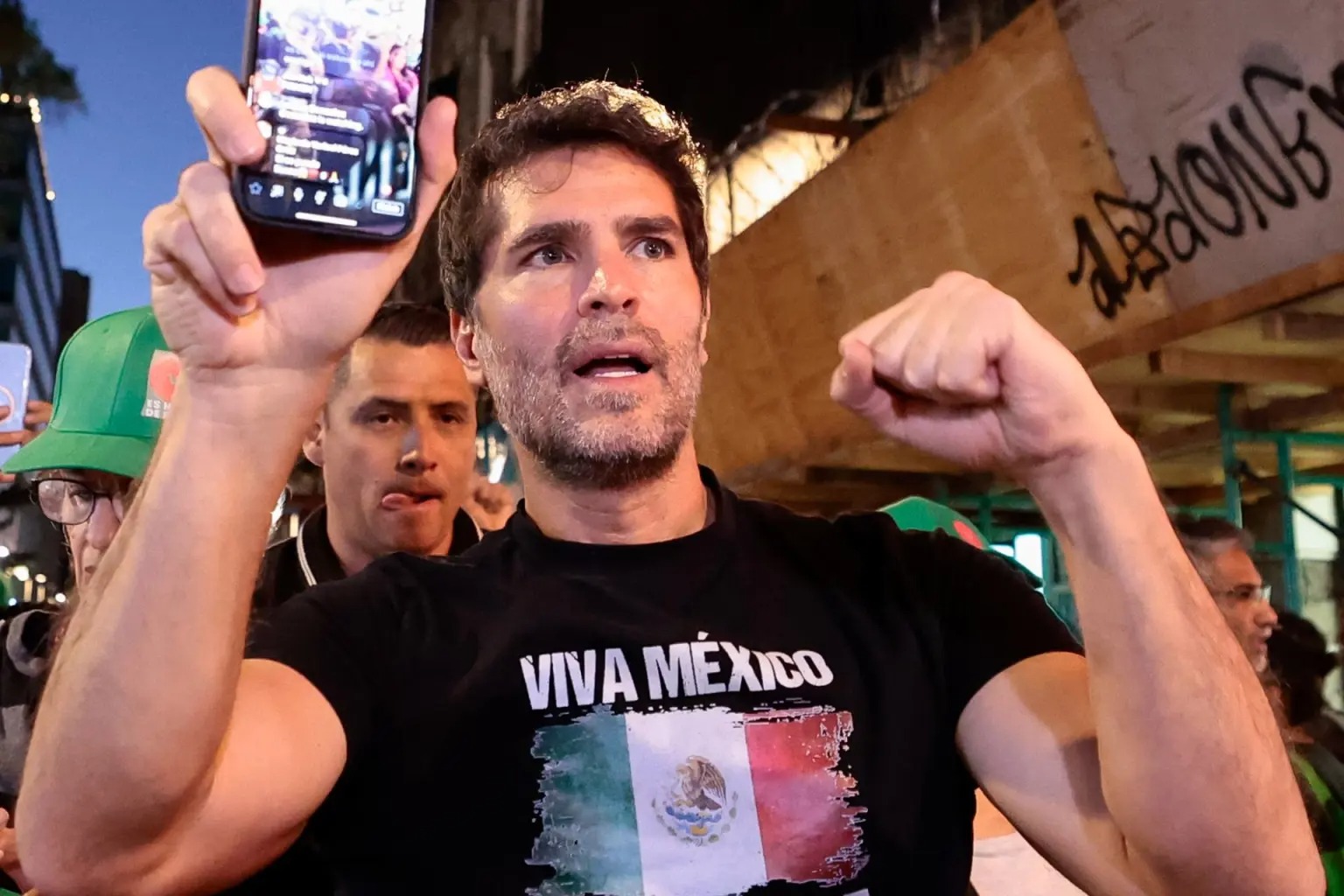 - Al no reunir las firmas necesarias para una candidatura independiente, Eduardo Verástegui quedó fuera de la carrera presidencial