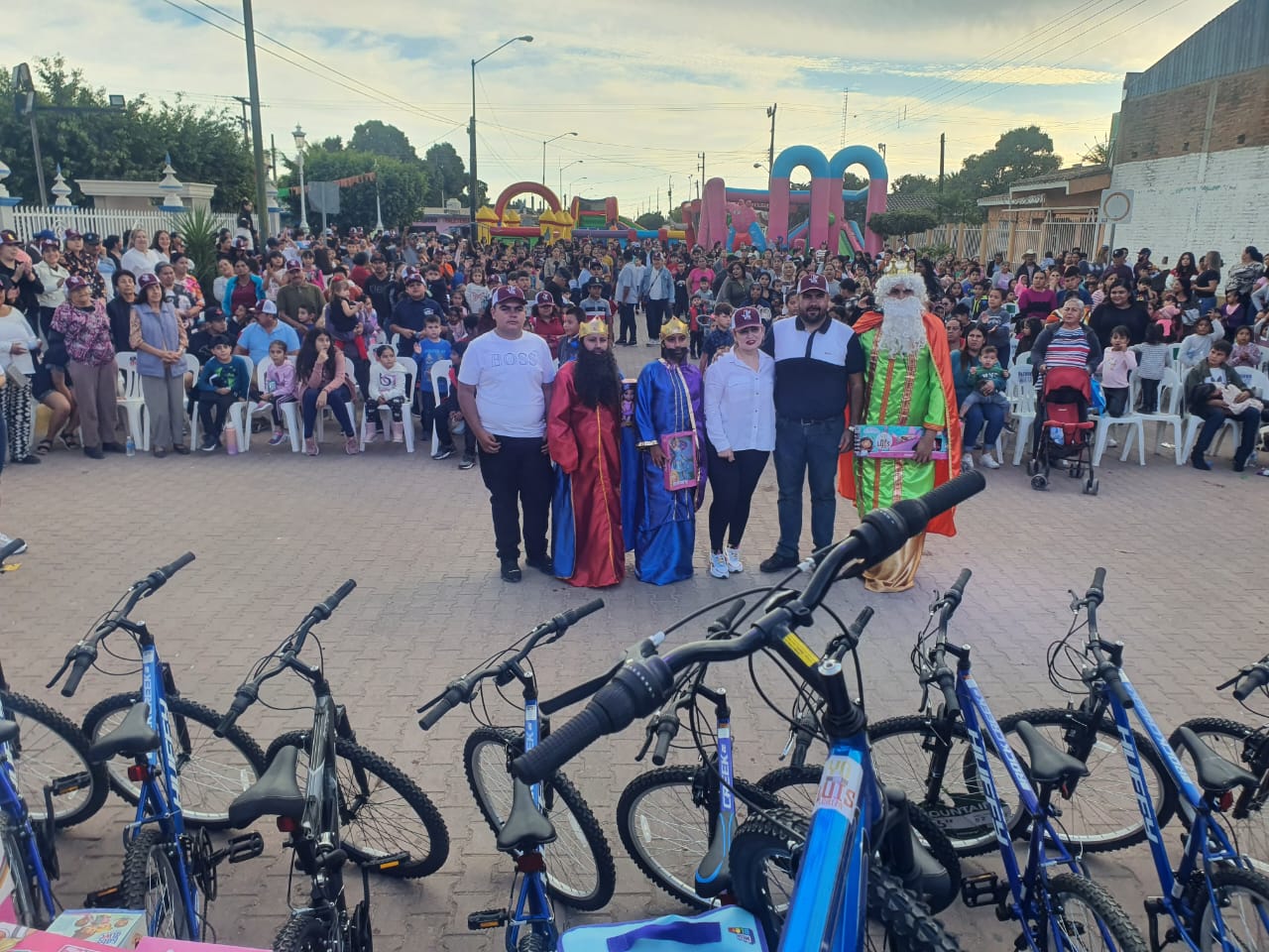- Amigos Por San Ignacio llevan Los Reyes Magos a diversas comunidades. Los rostros y corazones de los pequeños y sus papás se iluminaron con la presencia de los Reyes Magos en Estación Dimas.