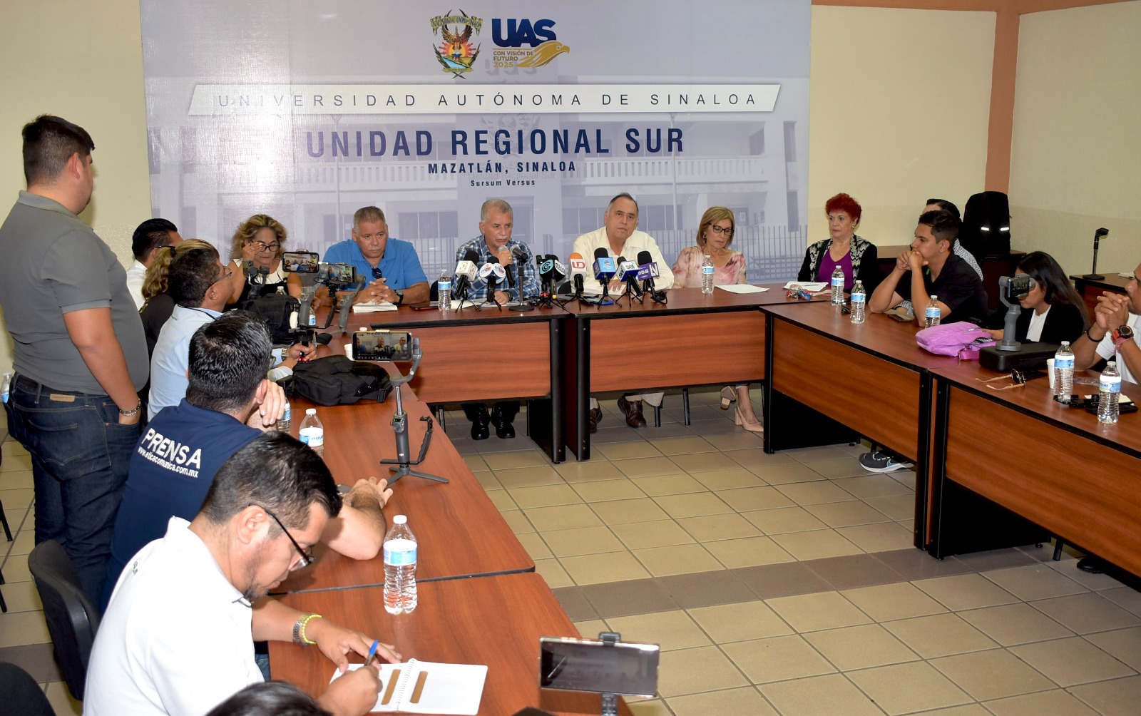 - Universitarios que conforman el comité por la defensa de la autonomía en la Unidad Regional Sur informaron su postura ante la situación que prevale en la Universidad Autónoma de Sinaloa y conminaron a apoyar a la institución.