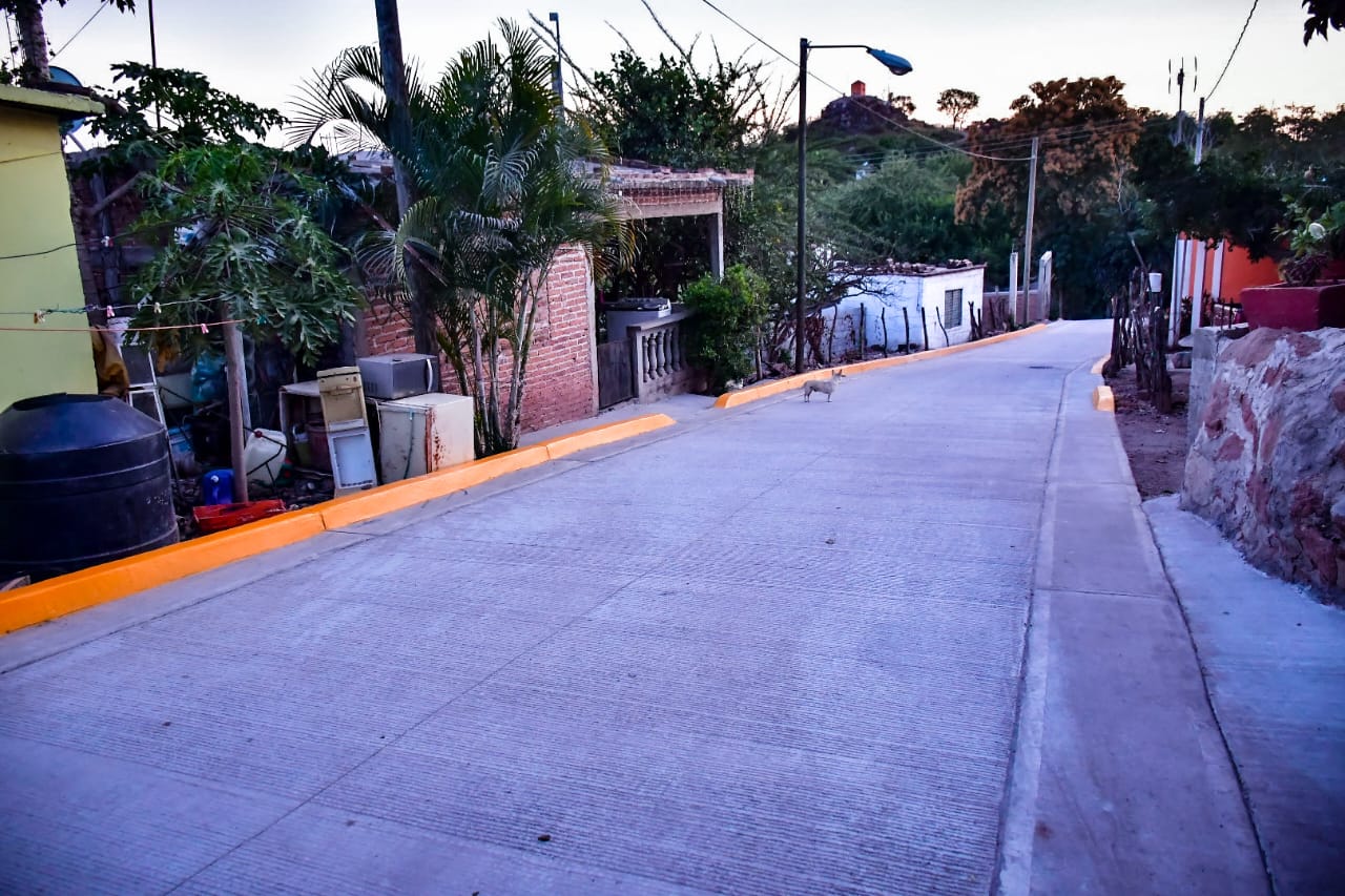 Después de 30 años, vecinos de la calle Ramón Corona de la sindicatura de El Quelite cumplieron su sueño con la obra de pavimentación.