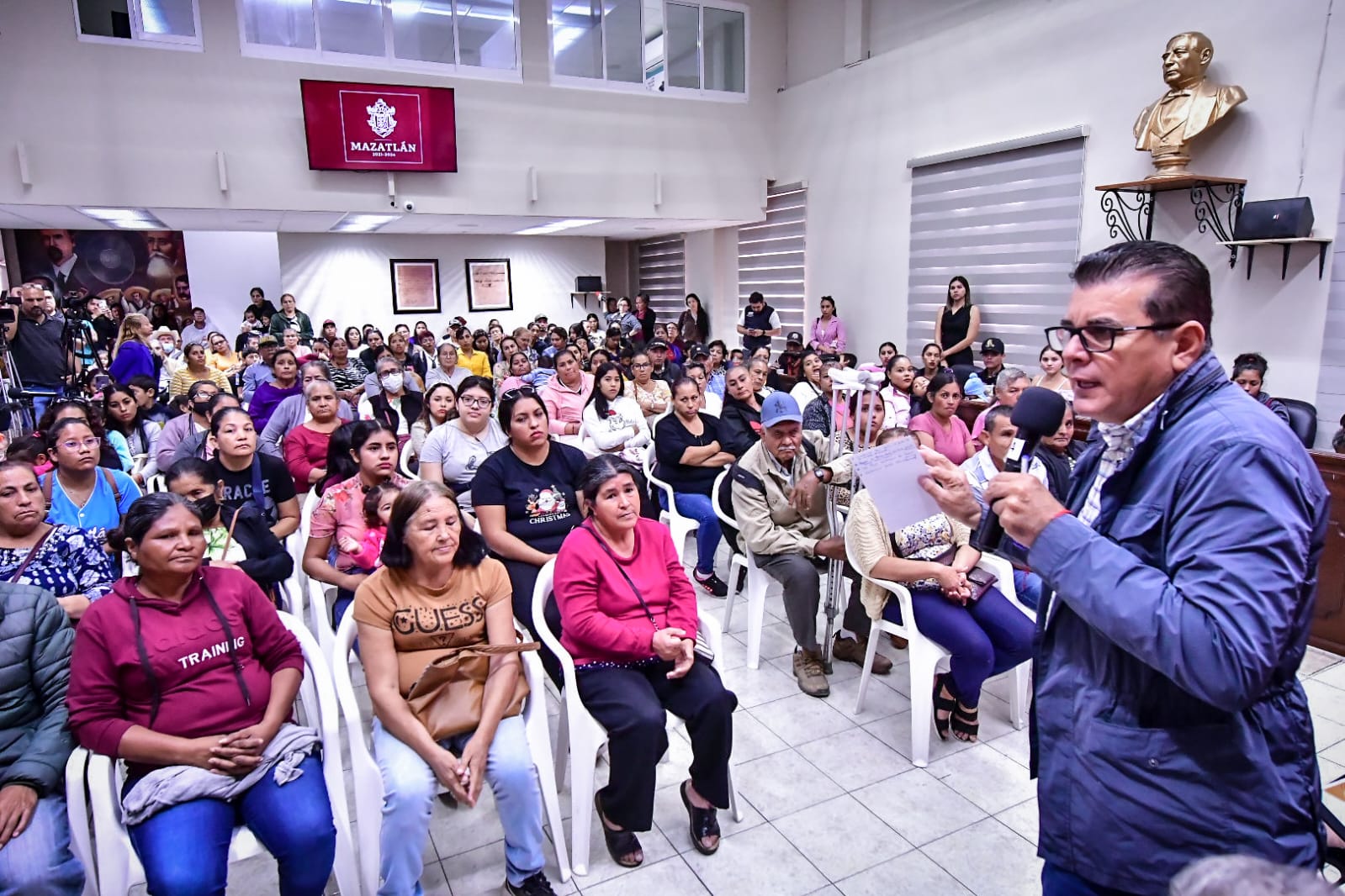 Edgar González atendió a un grupo de familias desplazadas de la sierra que se encuentran asentadas en Mazatlán, quienes esta mañana acudieron al Ayuntamiento para solicitar al Gobierno Municipal apoyo para mejorar sus condiciones de vida.