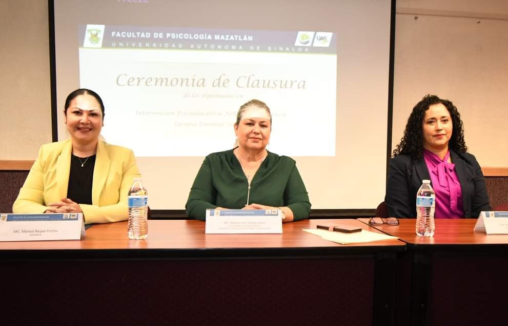 Autoridades de la Facultad de Psicología Mazatlán entregaron documentos a un grupo de estudiantes que culminaron los diplomados en Terapia Familiar Sistémica y en Intervención Psicoeducativa Niñez y Adolescencia auspiciados por la Universidad Autónoma de Sinaloa.