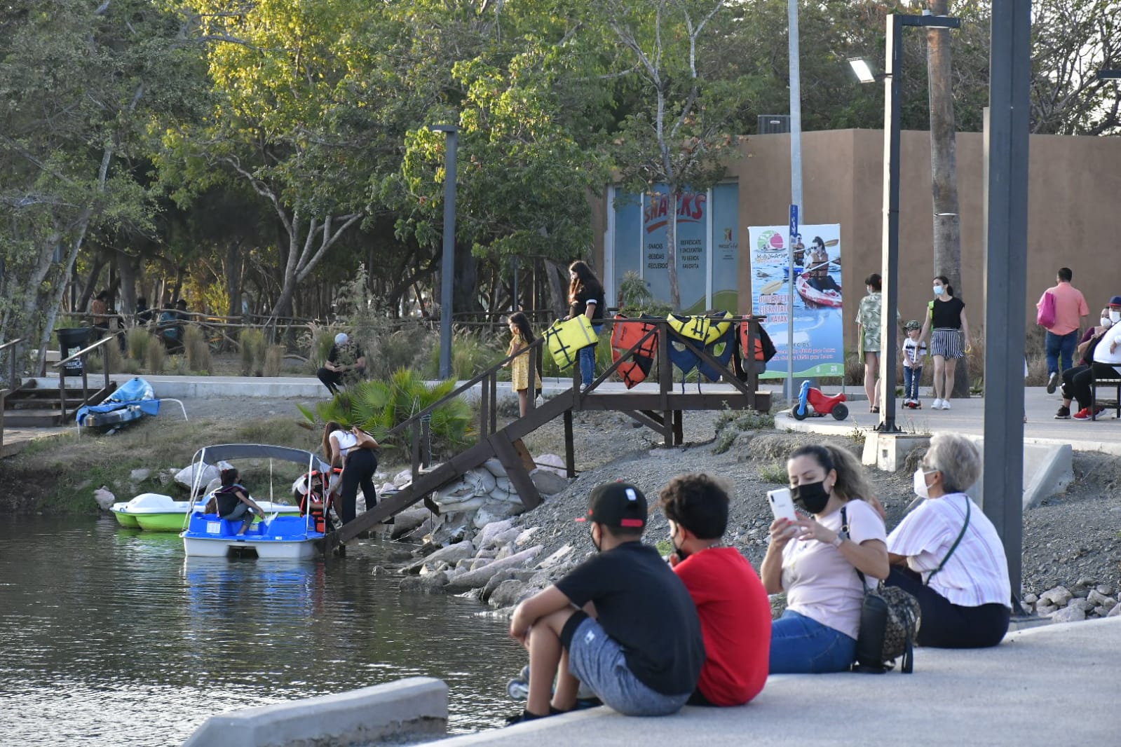 - Los usuarios deben cumplir con normas básicas de convivencia cuando lleven a sus perros.