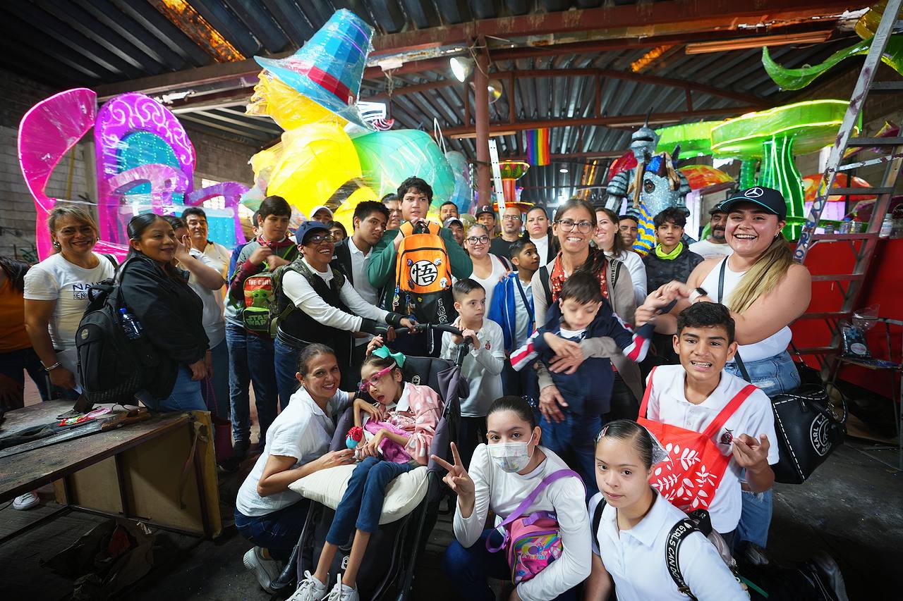 En un recorrido guiado y cuidado por maestros, jóvenes con capacidades diferentes recorrieron el taller donde el Instituto de Cultura, Turismo y Arte de Mazatlán crea y da forma a los carros alegóricos que participarán en los desfiles del Carnaval Internacional de Mazatlán “Eclipse Barroco”.