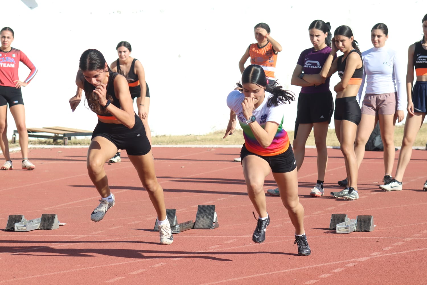 Un gran despliegue de calidad se vivió en la pista de atletismo de la Unidad Deportiva Benito Juárez, con la realización del Zonal de los Juegos Nacionales Conade 2024, con pruebas de velocidad, fondo, lanzamientos y salto de longitud.
