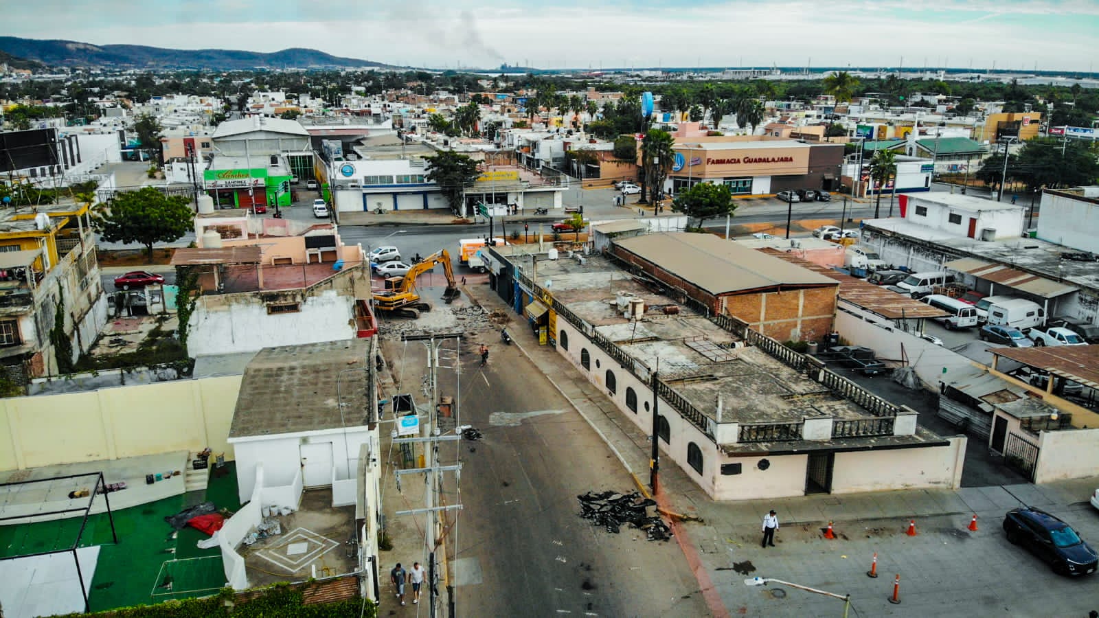 Tras cinco décadas de sólo ser parchada y rencarpetada debido a su deterioro, este martes, el Alcalde Edgar González y un numeroso grupo de vecinos de la Colonia Benito Juárez, dieron el banderazo de inicio de obra de la primera etapa del proyecto de modernización de la Avenida Insurgentes, que tendrá el apoyo directo del Gobernador Rubén Rocha Moya, con la inversión de 28 millones 900 mil pesos.