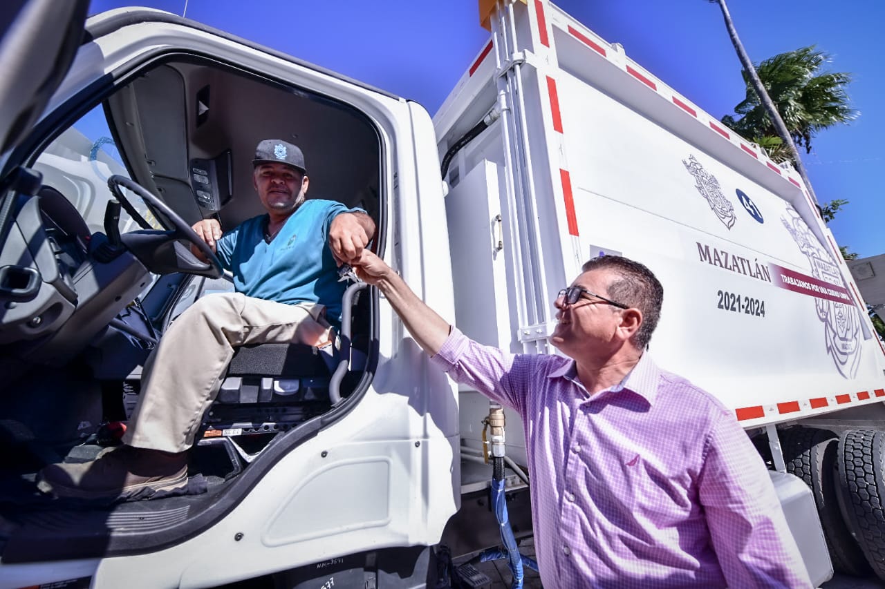 Con el fin de mejorar la recolección de basura en el municipio, el Gobierno de Mazatlán hizo estrega de 7 camiones recolectores a la Dirección de servicios públicos para que se integren de inmediato a las labores de aseo y limpia en la ciudad.
