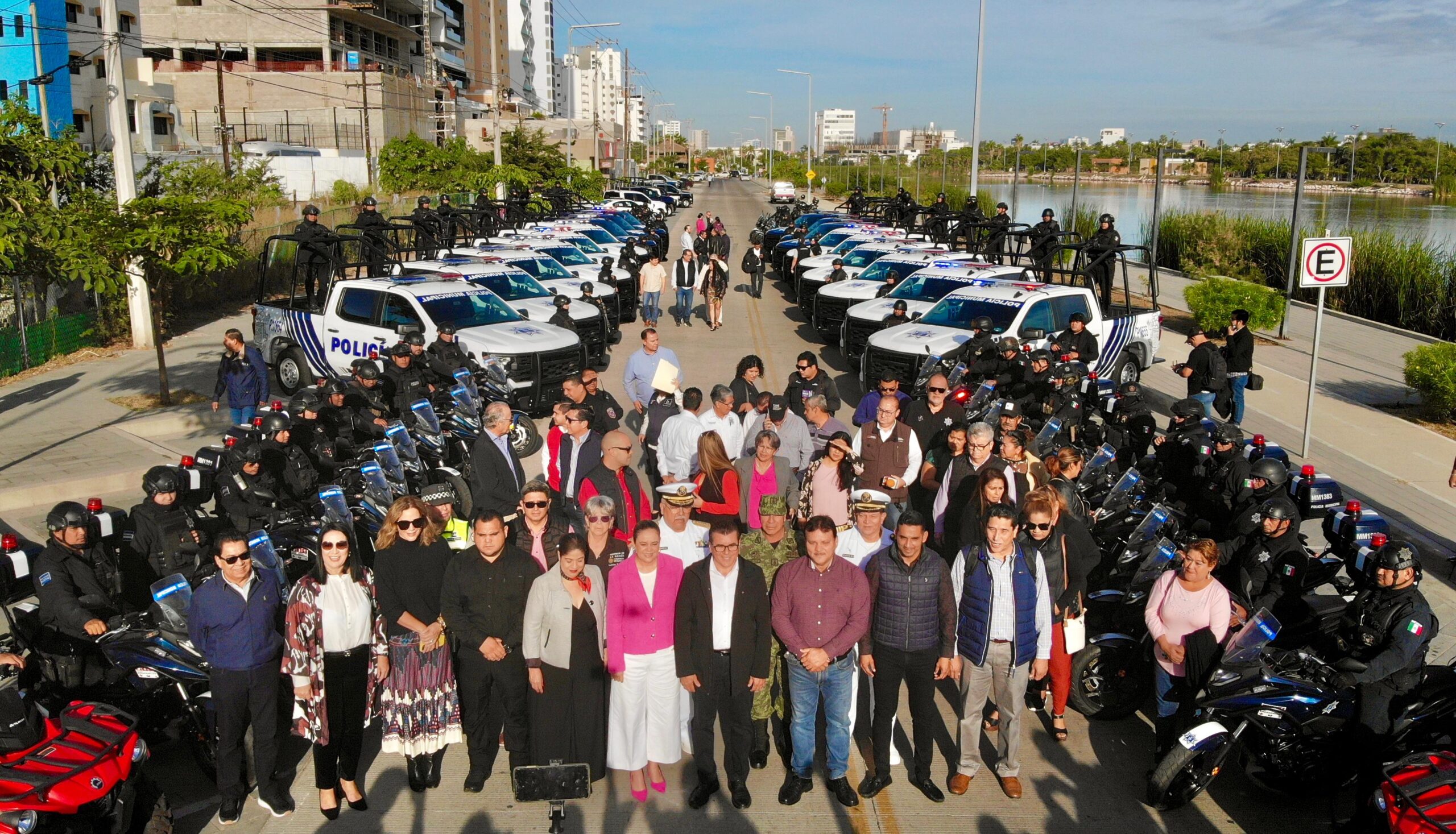 En total se entregaron 18 unidades equipadas como patrullas tipo pick up, 40 moto patrullas y más de mil uniformes