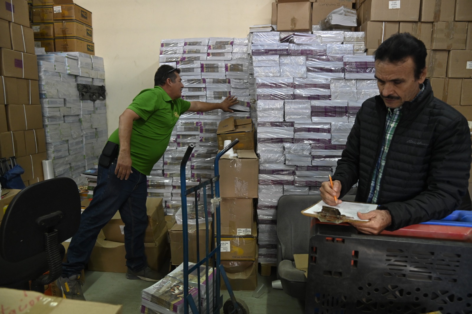 Más de 450 mil ejemplares de los 22 títulos que conforman las asignaturas de este último semestre de los diferentes grados del Bachillerato de la Universidad Autónoma de Sinaloa (UAS), se encuentran ya listos para ser distribuidos en los 103 planteles de este nivel de enseñanza que tiene la Casa Rosalina en los 18 municipios del estado, volúmenes que como “trajes a la medida” llevan de forma bien planeada y estructurada la enseñanza que a diario reciben los estudiantes en el aula, destacó Armando Flórez Arco.