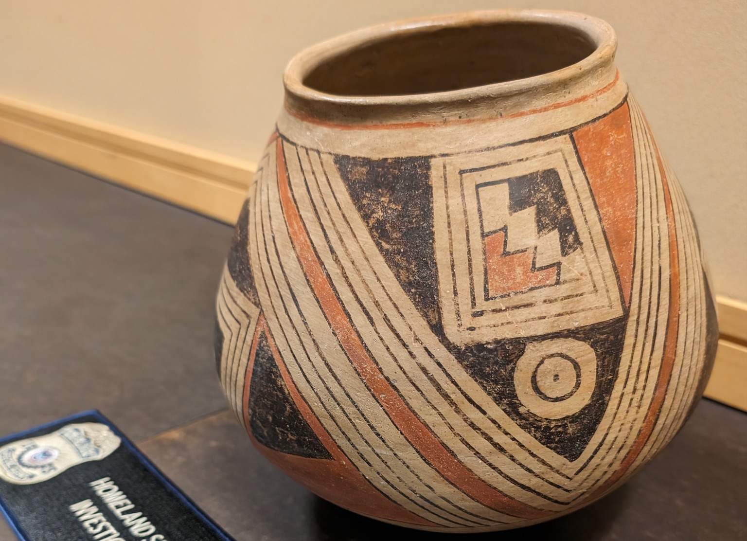 El Gobierno de Estados Unidos devolvió a México una vasija de arcilla creada entre los años 900 y 1521 en el norte de ese país, según informó la Oficina de Aduanas y Protección de Fronteras (CBP).