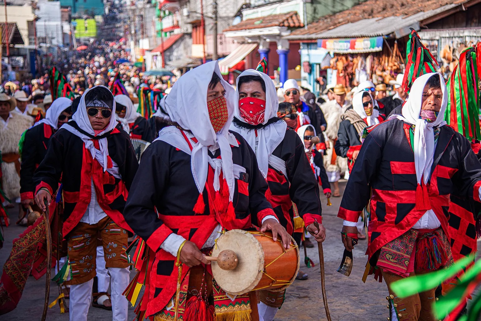Indígenas tzotziles concluyeron su Carnaval K’intajimol, que significa fiesta de juegos, una celebración heredada de la cosmovisión maya con rituales en honor a la tierra, la energía cósmica y al Santo Entierro de Cristo en Zinacantán, Chiapas.