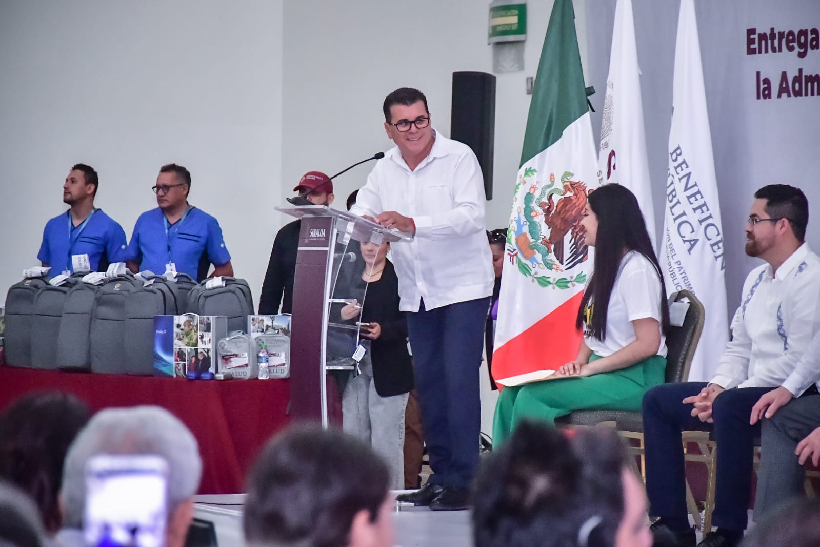 - Ambulancias, procesadores cocleares y apoyos funcionales fueron recibidos por los beneficiarios de diversos estados de la República en presencia del Gobernador Rubén Rocha Moya y el Alcalde Edgar González.