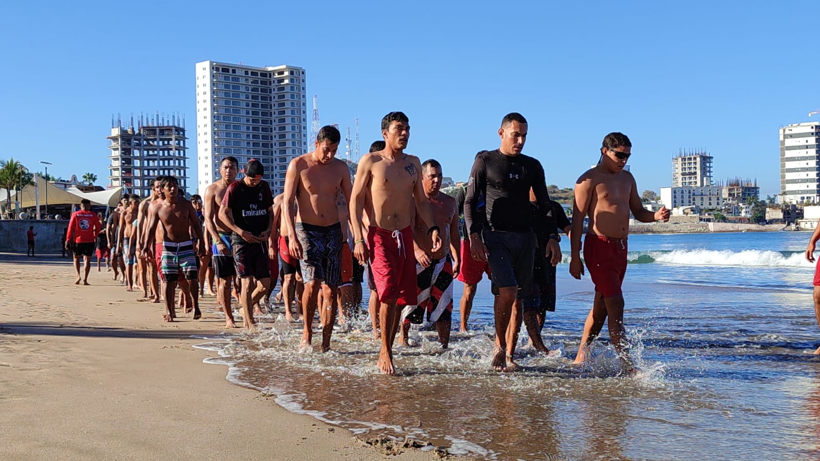 En Mazatlán, durante los siguientes treinta días un total de 82 personas, hombres y mujeres, deberán reforzar sus conocimientos en rescate, primeros auxilios y acondicionamiento físico.