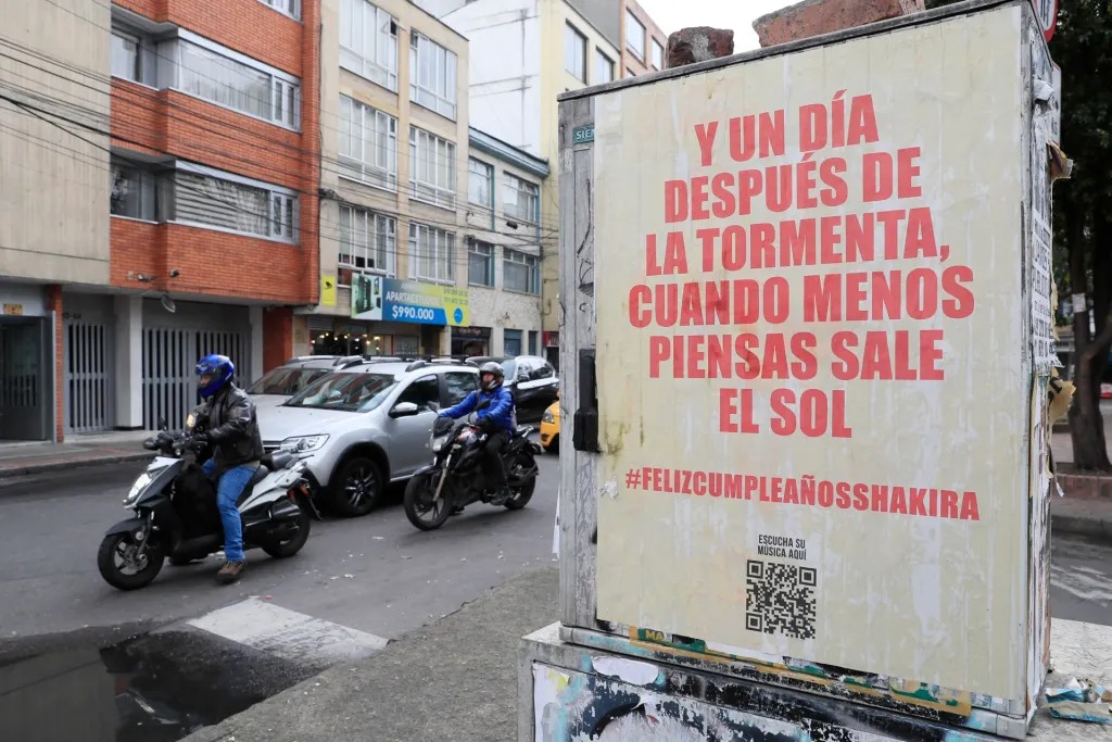 “Tú, más que nadie, mereces ser feliz” fue uno de los mensajes que se vieron en Bogotá para celebrar el cumpleaños de Shakira, que este viernes cumple 47 años, en uno de los puntos más altos de su carrera.
