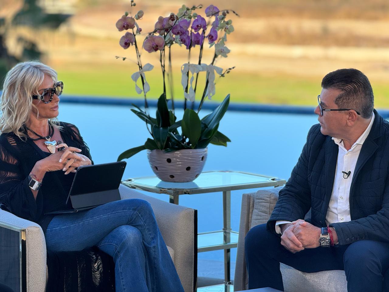 Promueve el Carnaval en su programa “Me lo Dijo Adela”.