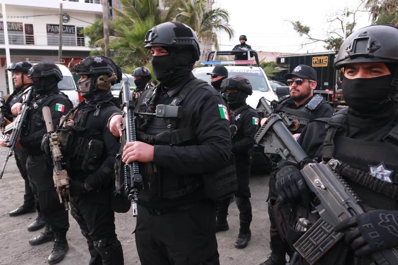 Priorizando la seguridad de visitantes y locales, además de tener como objetivo la obtención de saldo positivo al concluir la máxima fiesta del puerto, el Gobierno Municipal de Mazatlán, Protección Civil, diversos cuerpos de auxilio y los tres órdenes de seguridad pusieron en marcha las acciones operativas del Carnaval Mazatlán 2024, "Eclipse Barroco".