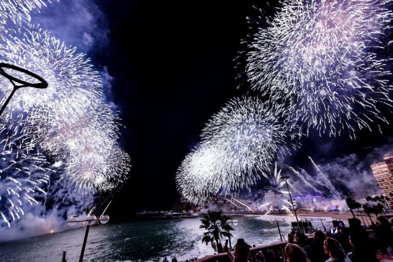Bellas postales regaló el sorprendente Combate Naval que se celebró la noche del sábado del Carnaval Internacional de Mazatlán 2024 “Eclipse Barroco”, tradición que se inició en 1932 y que cada año regresa renovada para deleitar visualmente a cientos de miles de personas en la Bahía de Olas Altas.
