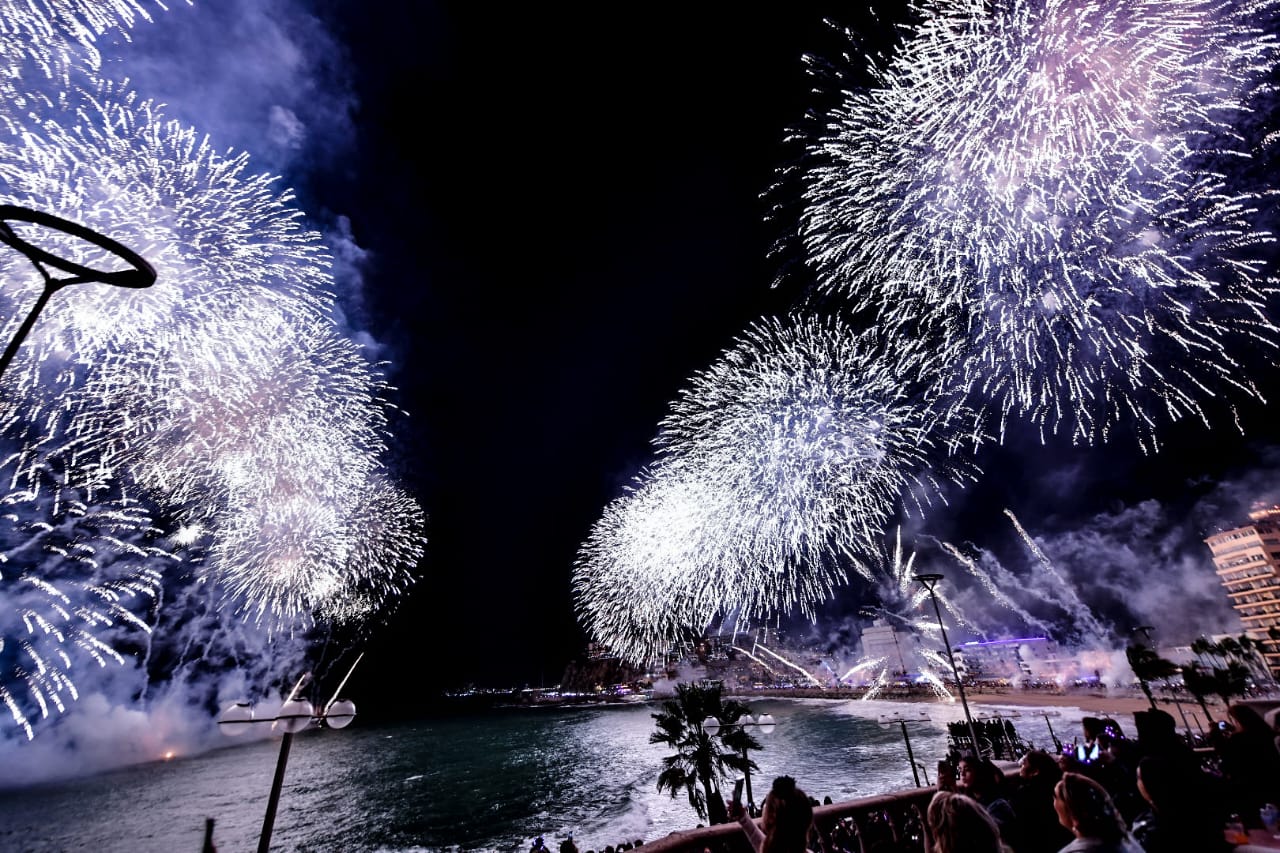 Bellas postales regaló el sorprendente Combate Naval que se celebró la noche del sábado del Carnaval Internacional de Mazatlán 2024 “Eclipse Barroco”, tradición que se inició en 1932 y que cada año regresa renovada para deleitar visualmente a cientos de miles de personas en la Bahía de Olas Altas.