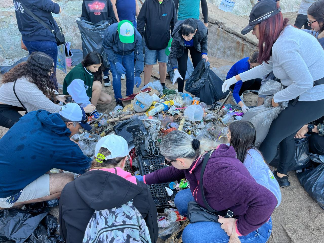 Como una medida de mitigación y concientización el Gobierno de Mazatlán, a través de la Dirección de Ecología y Medio Ambiente se unieron a la iniciativa ciudadana de limpiar la zona de playa, a la altura de Olas Altas, posterior a la celebración del Combate Naval.