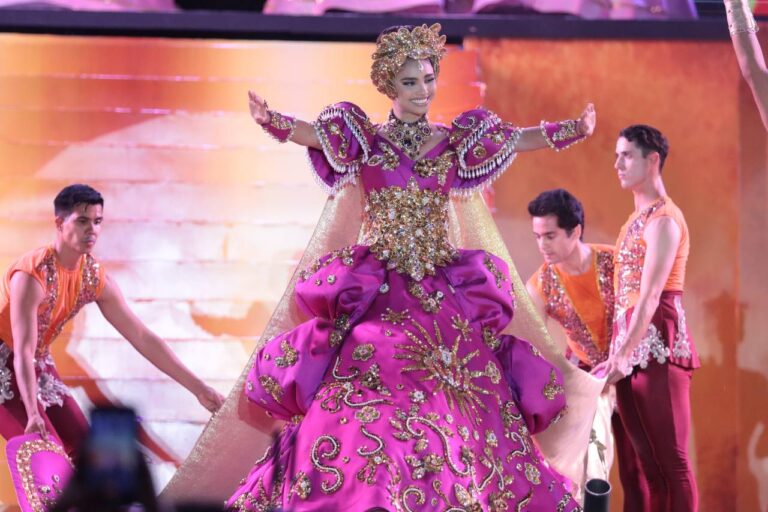 En un hecho sin parangón en la historia de las coronaciones del carnaval, Emmanuel y su hijo Alexander Acha recibieron la bendición antes de salir al escenario durante la Coronación de la Reina del Carnaval Internacional Mazatlán 2024, Carolina III.