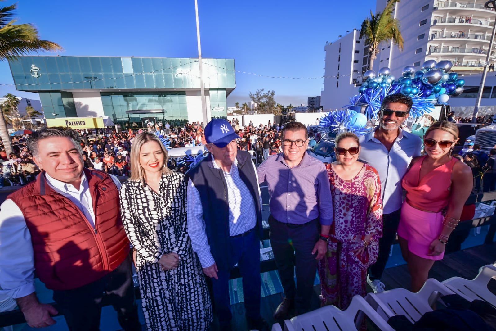 El gobernador Rocha aprovechó su visita al puerto para saludar a ciudadanos reunidos sobre la Avenida del Mar, así como a los miles de visitantes, turistas nacionales y extranjeros que arribaron a Mazatlán para presenciar la máxima fiesta.