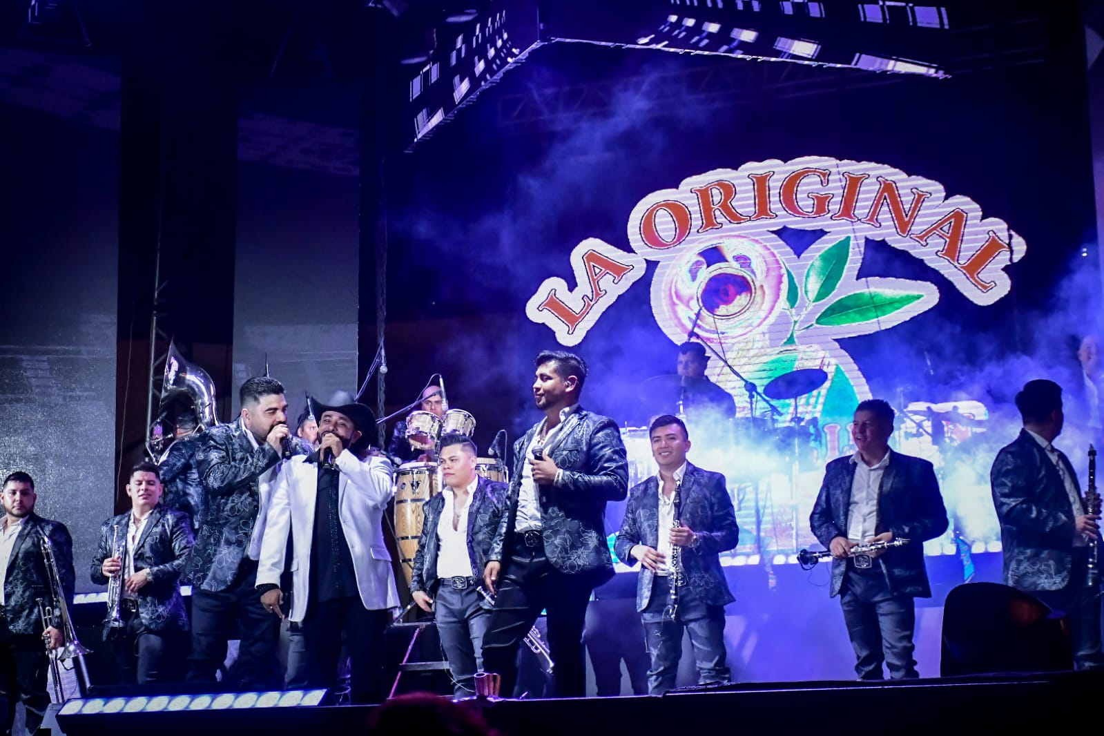 - Entre gritos y aplausos los asistentes recibieron a la Original Banda el Limón quienes abrieron con “La Simona”.