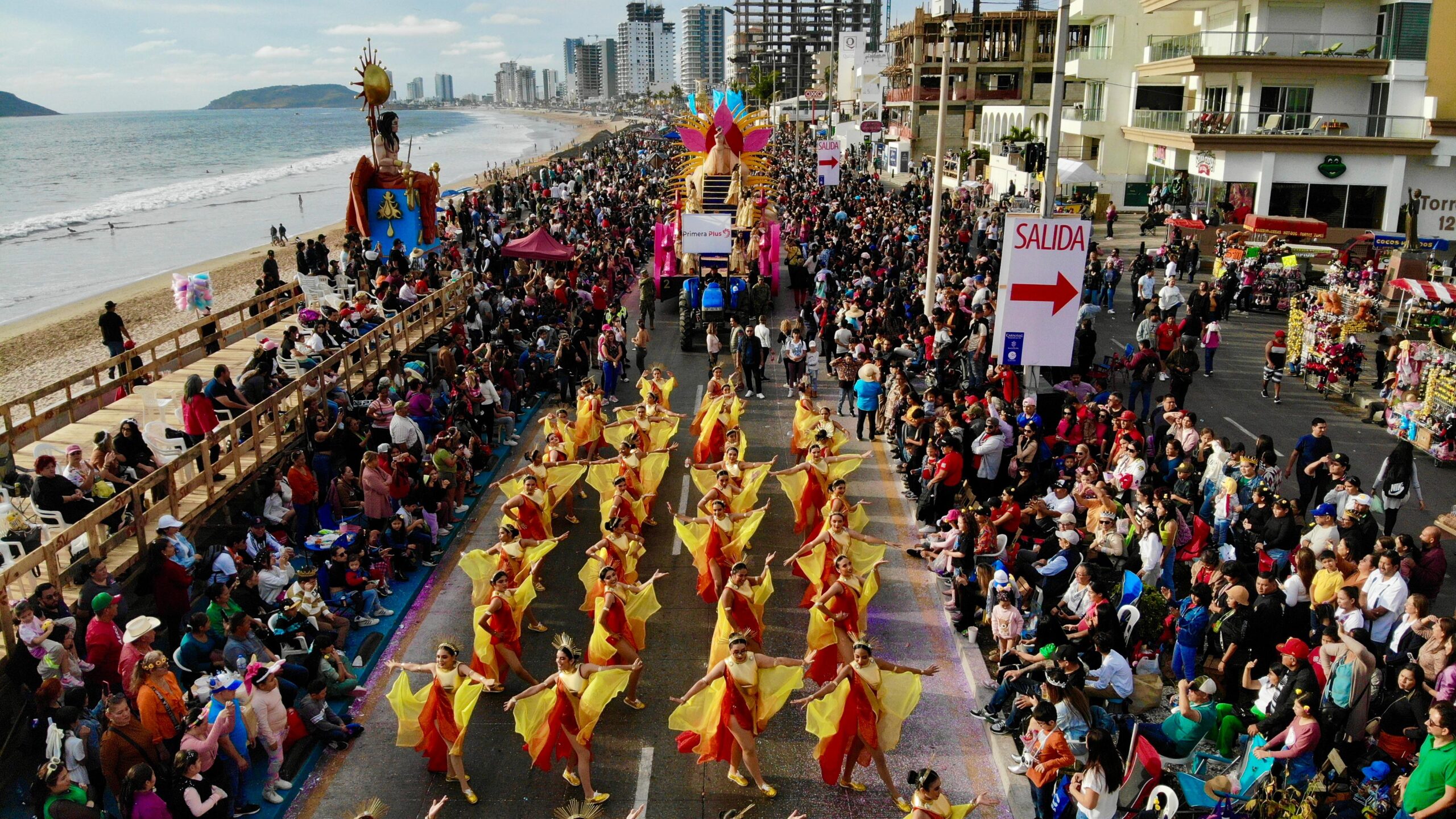Entre aplausos y ovaciones recibieron los asistentes a sus majestades reales a su paso por el malecón.