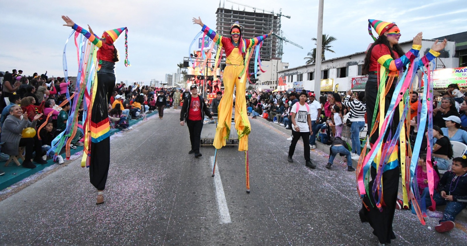 De manera espectacular y creativa los más de 50 integrantes entre danzantes, zanqueros y titiriteros deleitaron a los miles de espectadores que se dieron cita en el famoso desfile de carnaval.