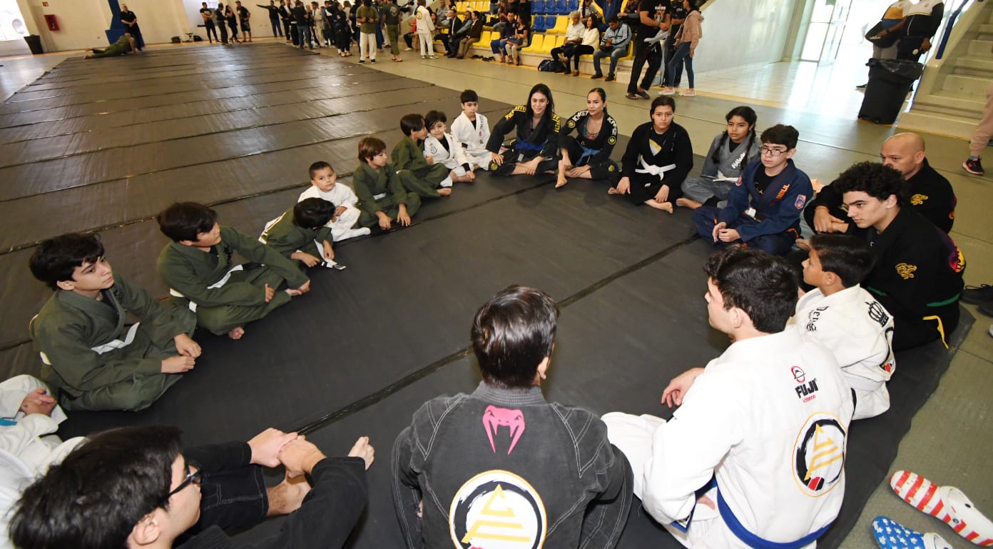La Universidad Autónoma de Sinaloa (UAS), en colaboración con los deportistas y ex campeones artemarcialistas Sean Eric Álvarez y Renzo Gracie, inauguraron el Primer Seminario de Jiu-Jitsu 2024, en la Unidad Regional Sur.