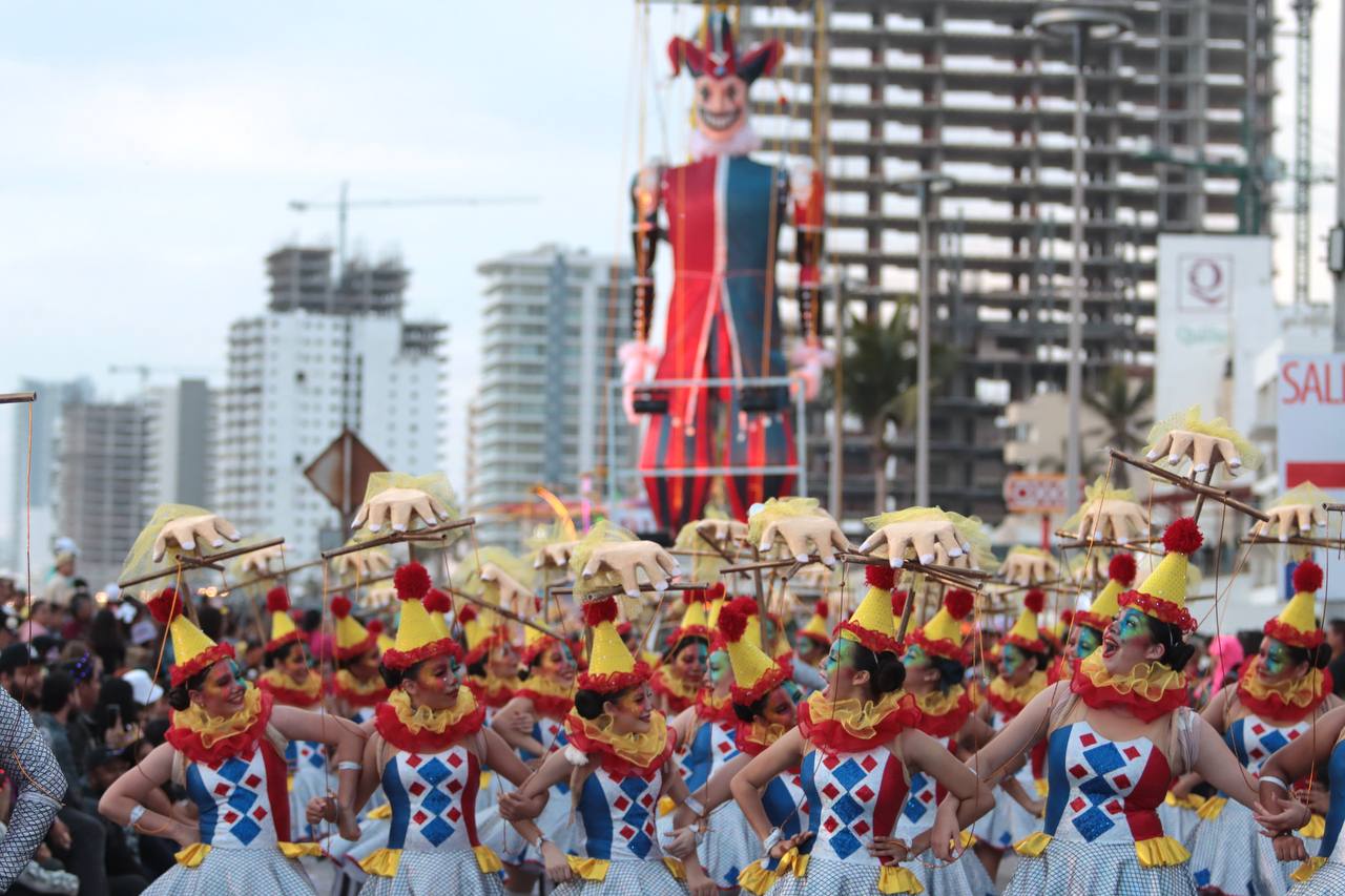 Luego de desbordar pasión y alegría en los magnos Desfiles del Carnaval Internacional de Mazatlán 2024 “Eclipse Barroco”, el jurado del Concurso de Comparsas dio a conocer su veredicto, y decidió otorgar a ‘Baile de la Corte’ la máxima puntuación, con lo que el coreógrafo Cali Ferrer, consiguió su primera victoria tras 13 años de buscar esta distinción.