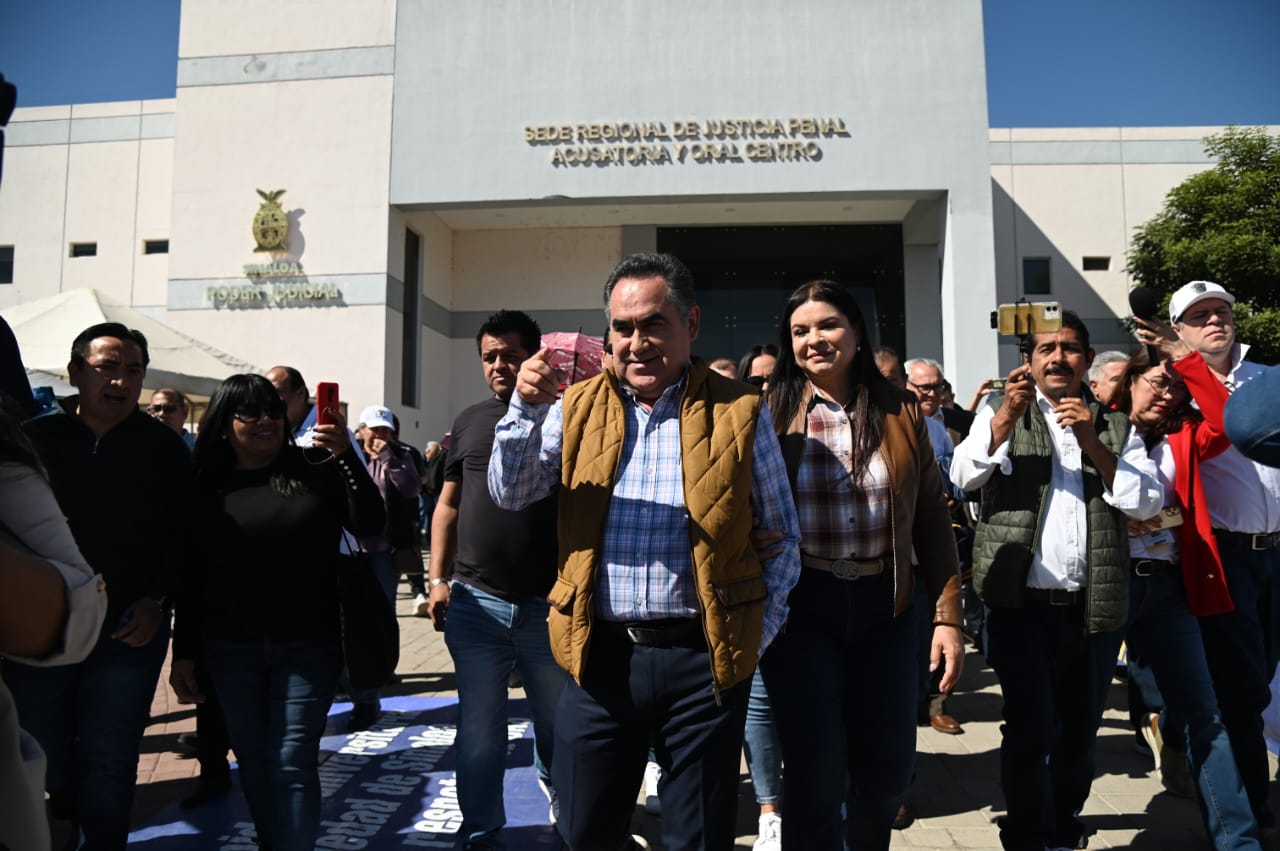 Sigue firme la defensa por la Autonomía Universitaria y como lo advirtiera el Rector Titular de la Universidad Autónoma de Sinaloa (UAS), doctor Jesús Madueña Molina, se intensifican las acciones y este martes y miércoles habrá movilizaciones en diferentes puntos del estado, así se anunció en el marco de la audiencia inicial para formulación de imputación programada para este día y que se difirió para el 2 de abril debido a que los abogados defensores no contaban con la carpeta de investigación.