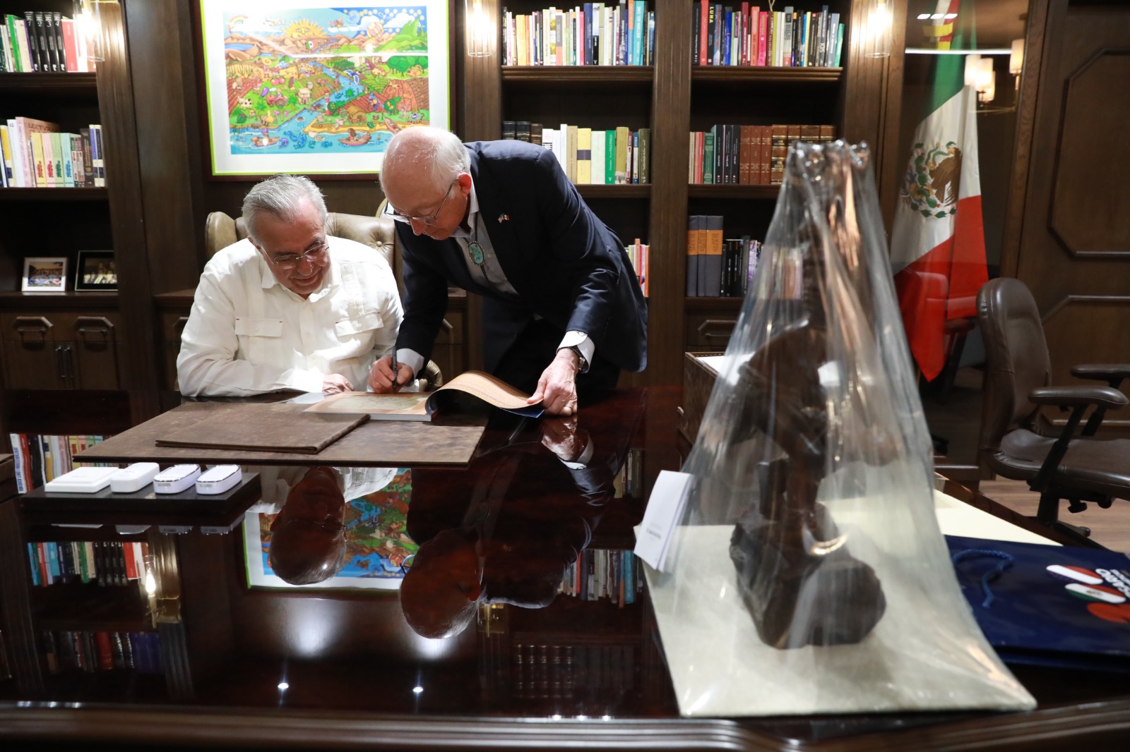 El Gobernador Rubén Rocha Moya recibió esta tarde en Palacio de Gobierno, al Embajador de Estados Unidos en México Ken Salazar, quien en reconocimiento a la importante aportación del campo Sinaloense al sector alimentario, asistirá mañana al inicio de la edición número 32 de la Expoagro.