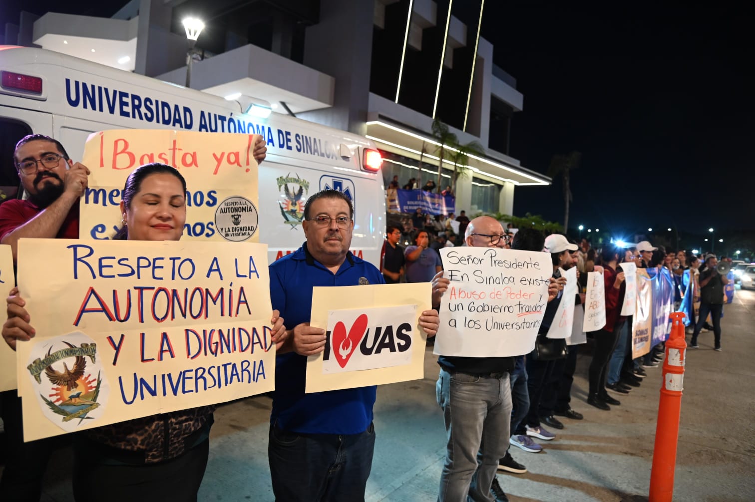 Se manifiestan universitarios a llegada de Lopez Obrador 