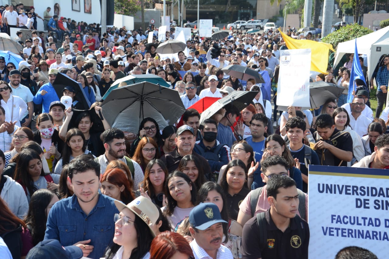 Sin descuidar las actividades la Universidad mantiene las acciones de su Plan de Acción en la defensa de la Autonomía y ante los estudiantes de las facultades de Agronomía, Veterinaria y Zootecnia, Arquitectura, Ingeniería, de Ciencias de la Tierra y el Espacio y de Físico Matemáticas, se informó que este fin de semana se registró una de las más contundentes e históricas protestas en Sinaloa y los universitarios fueron escuchados por el Presidente López Obrador que instruyó instaurar una mesa de diálogo.