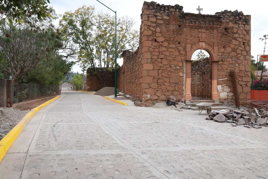 El gobernador Rocha Moya atendió las peticiones de sus habitantes para construir un comedor en la Telesecundaria, rehabilitar los baños de la primaria y reparar el techo de una de las aulas del jardín de niños
