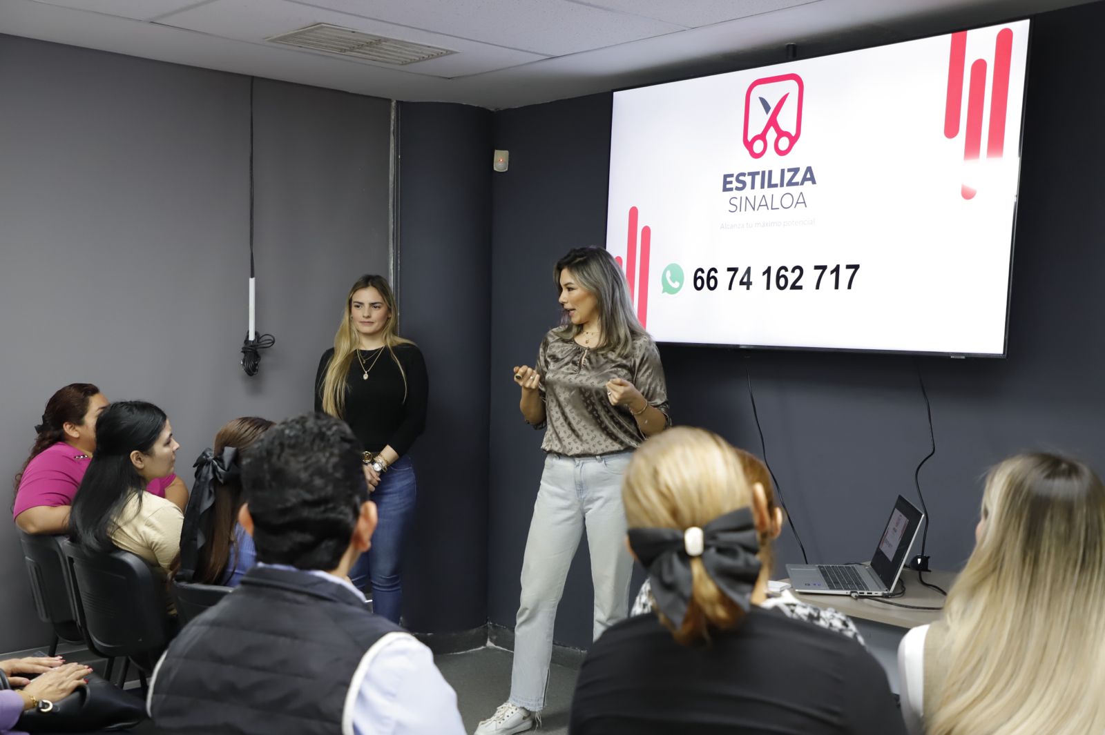 El Gobierno de Sinaloa dio inicio a las capacitaciones del programa "Estiliza Sinaloa", una iniciativa destinada a impulsar el desarrollo empresarial de los profesionales de la industria de la belleza y el cuidado personal en el Estado.