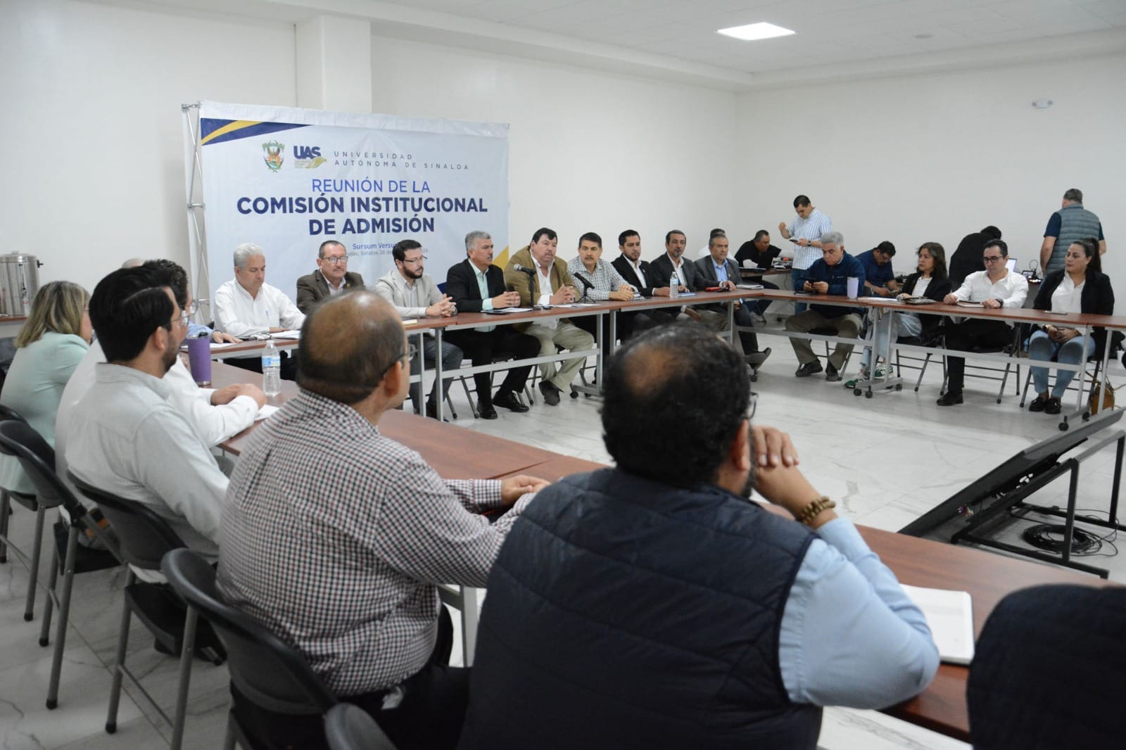- Lista la UAS para arrancar con el proceso de preinscripciones del Ciclo Escolar 2024-2025 el próximo 8 de abril impulsando la cobertura universal en bachillerato
La Universidad Autónoma de Sinaloa (UAS) está lista para arrancar con el proceso de preinscripción el próximo 8 de abril para el nivel medio superior y el 15 de abril para el nivel superior, en donde se tiene estimado ofertar más de 55 mil fichas para el nuevo ingreso al ciclo escolar 2024-2025, en ambos niveles.
En reunión de trabajo la Comisión Institucional de Admisión encabezada por el Secretario General de la UAS, el doctor Candelario Ortiz Bueno y el Secretario Académico, doctor Jorge Milán Carrillo, resaltaron el esfuerzo mayúsculo que hace la casa de estudios para refrendar su compromiso con la sociedad sinaloense, la cual pese a la situación de incertidumbre que enfrenta, dará inicio al proceso de preinscripción, otorgando cobertura universal en el nivel bachillerato.
“Con este proceso daremos cumplimento a nuestra misión social de brindar acceso a la educación en condiciones de equidad”, expresó, Ortiz Bueno.
Por su parte, el Director de Servicios Escolares, el doctor Alfonso Mercado Gómez especificó las fechas en las que se estará desarrollando el proceso de preinscripción, cuya convocatoria será publicada el domingo 3 de marzo a través de las plataformas institucionales, puntualizando que previo a este se realizó un exhaustivo análisis por unidad regional y en cada unidad académica para determinar la capacidad de los programas educativos y la matrícula a ofertar el próximo ciclo escolar.
Informó que el portal de preinscripciones para el nivel bachillerato se abrirá de forma diferenciada por unidad regional, iniciando el día 8 abril con la Unidad Regional Centro; 9 de abril en la Unidad Regional Centro-Norte; para la unidad Regional Norte, el 10 de abril, y en la Unidad Regional Sur se apertura el 11 de abril.
Para el nivel superior, la apertura de la plataforma se realizará por bloques, dando inicio el 15 de abril, con el Bloque “A” que integra las carreras de las áreas de las ciencias de la salud; el 16 de abril, el Bloque “B” que corresponde a las ingenierías; y el 17 de abril, es para el Bloque “C” que comprende las áreas de las ciencias sociales y humanidades.
“La plataformas van a funcionar tal y como han funcionado en el ciclo anterior, toda va a ser a través de las plataformas de Servicios Escolares, el proceso va a ser 100 por ciento en línea e incluso se mantiene lo que es el pago en línea, tanto de la ficha correspondiente como una vez que abramos el proceso de inscripción y reinscripción”, indicó.
Señaló que el proceso de preinscripción UAS 2024 para ambos niveles educativos cierra el 10 de mayo; mientras que el examen institucional de diagnóstico y de admisión, se llevará a cabo el sábado 15 de junio.
“Estamos en la posibilidad de recibir a 55 mil alumnos de nuevo ingreso, es decir de acuerdo a este primer diagnóstico que nos hizo llegar las diferentes unidades académicas”, indicó.
La Máxima Casa de Estudios cuenta con una oferta educativa en nivel bachillerato de 43 unidades académicas y 60 extensiones; y en lo que respecta al nivel superior su oferta es de 189 programas a través de 58 planteles a lo largo y ancho de Sinaloa.
Cabe mencionar que en dicha reunión se anunciaron cuatro nuevos programas de estudio que ofertará la institución en el nivel superior: Ingeniería en Agrobiotecnología; Ingeniería en inteligencia y Analítica de Negocios; Ingeniería Computacional de Procesos, así como, la Licenciatura en Diseño Industrial.