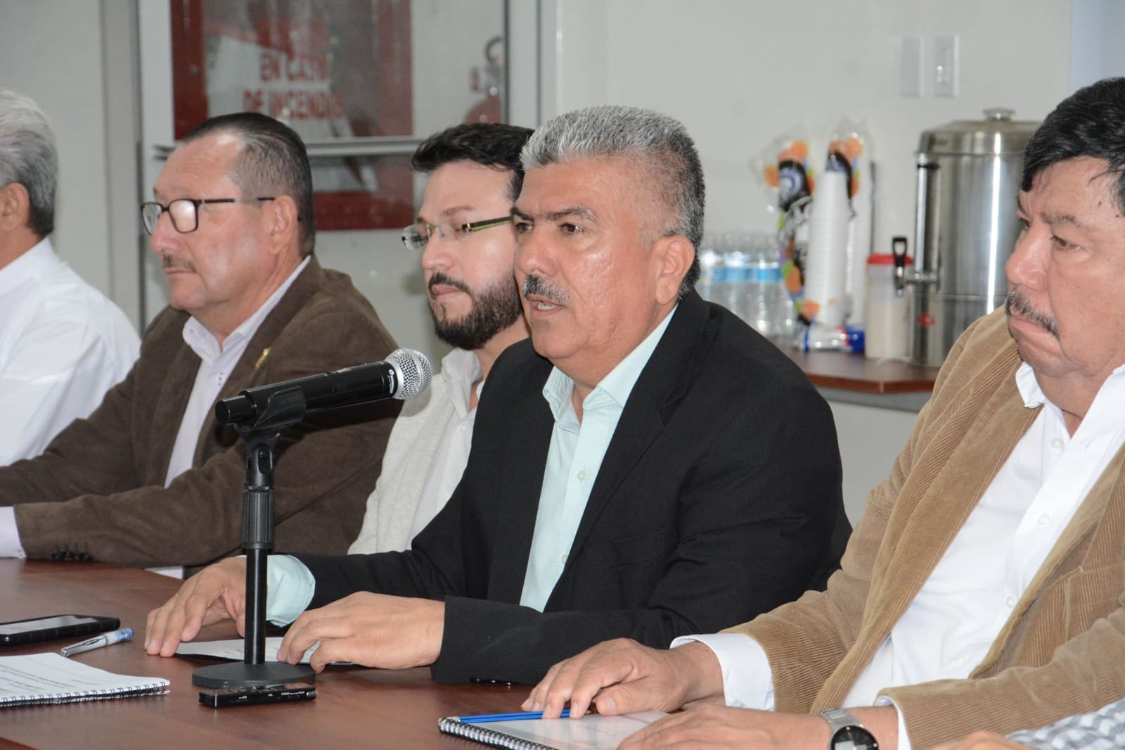 - Lista la UAS para arrancar con el proceso de preinscripciones del Ciclo Escolar 2024-2025 el próximo 8 de abril impulsando la cobertura universal en bachillerato
La Universidad Autónoma de Sinaloa (UAS) está lista para arrancar con el proceso de preinscripción el próximo 8 de abril para el nivel medio superior y el 15 de abril para el nivel superior, en donde se tiene estimado ofertar más de 55 mil fichas para el nuevo ingreso al ciclo escolar 2024-2025, en ambos niveles.
En reunión de trabajo la Comisión Institucional de Admisión encabezada por el Secretario General de la UAS, el doctor Candelario Ortiz Bueno y el Secretario Académico, doctor Jorge Milán Carrillo, resaltaron el esfuerzo mayúsculo que hace la casa de estudios para refrendar su compromiso con la sociedad sinaloense, la cual pese a la situación de incertidumbre que enfrenta, dará inicio al proceso de preinscripción, otorgando cobertura universal en el nivel bachillerato.
“Con este proceso daremos cumplimento a nuestra misión social de brindar acceso a la educación en condiciones de equidad”, expresó, Ortiz Bueno.
Por su parte, el Director de Servicios Escolares, el doctor Alfonso Mercado Gómez especificó las fechas en las que se estará desarrollando el proceso de preinscripción, cuya convocatoria será publicada el domingo 3 de marzo a través de las plataformas institucionales, puntualizando que previo a este se realizó un exhaustivo análisis por unidad regional y en cada unidad académica para determinar la capacidad de los programas educativos y la matrícula a ofertar el próximo ciclo escolar.
Informó que el portal de preinscripciones para el nivel bachillerato se abrirá de forma diferenciada por unidad regional, iniciando el día 8 abril con la Unidad Regional Centro; 9 de abril en la Unidad Regional Centro-Norte; para la unidad Regional Norte, el 10 de abril, y en la Unidad Regional Sur se apertura el 11 de abril.
Para el nivel superior, la apertura de la plataforma se realizará por bloques, dando inicio el 15 de abril, con el Bloque “A” que integra las carreras de las áreas de las ciencias de la salud; el 16 de abril, el Bloque “B” que corresponde a las ingenierías; y el 17 de abril, es para el Bloque “C” que comprende las áreas de las ciencias sociales y humanidades.
“La plataformas van a funcionar tal y como han funcionado en el ciclo anterior, toda va a ser a través de las plataformas de Servicios Escolares, el proceso va a ser 100 por ciento en línea e incluso se mantiene lo que es el pago en línea, tanto de la ficha correspondiente como una vez que abramos el proceso de inscripción y reinscripción”, indicó.
Señaló que el proceso de preinscripción UAS 2024 para ambos niveles educativos cierra el 10 de mayo; mientras que el examen institucional de diagnóstico y de admisión, se llevará a cabo el sábado 15 de junio.
“Estamos en la posibilidad de recibir a 55 mil alumnos de nuevo ingreso, es decir de acuerdo a este primer diagnóstico que nos hizo llegar las diferentes unidades académicas”, indicó.
La Máxima Casa de Estudios cuenta con una oferta educativa en nivel bachillerato de 43 unidades académicas y 60 extensiones; y en lo que respecta al nivel superior su oferta es de 189 programas a través de 58 planteles a lo largo y ancho de Sinaloa.
Cabe mencionar que en dicha reunión se anunciaron cuatro nuevos programas de estudio que ofertará la institución en el nivel superior: Ingeniería en Agrobiotecnología; Ingeniería en inteligencia y Analítica de Negocios; Ingeniería Computacional de Procesos, así como, la Licenciatura en Diseño Industrial.