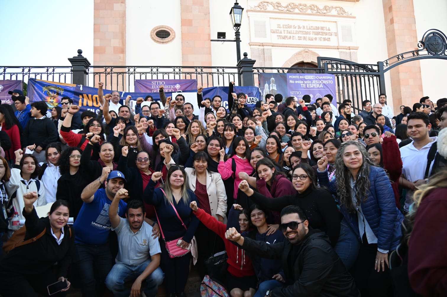 - Miles de universitarios del área de la salud de la Nueva Universidad exigen respeto a la autonomía, ante la persecución política y abuso de poder del Gobierno del Estado