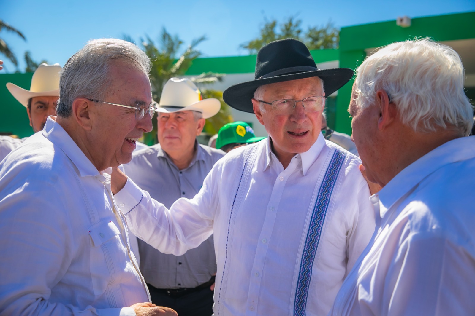 Luego de hacer un recorrido por los 180 stands distribuidos en tres pabellones temáticos, el gobernador Rocha dio por inaugurada esta exposición que se mantendrá hasta este viernes 23 de febrero, en los campos experimentales de la Fundación Produce ubicados en la sindicatura de Aguaruto, que ha sido la habitual sede en los últimos años.