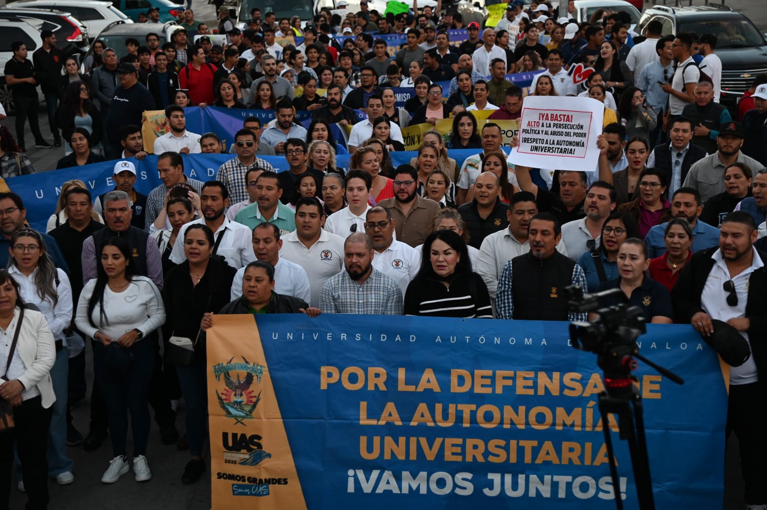 - Universitarios se manifiestan ante el Presidente López Obrador en Mazatlán, quien aceptó que se debe respetar la autonomía e incluso llama al diálogo ante la Secretaría de Gobernación